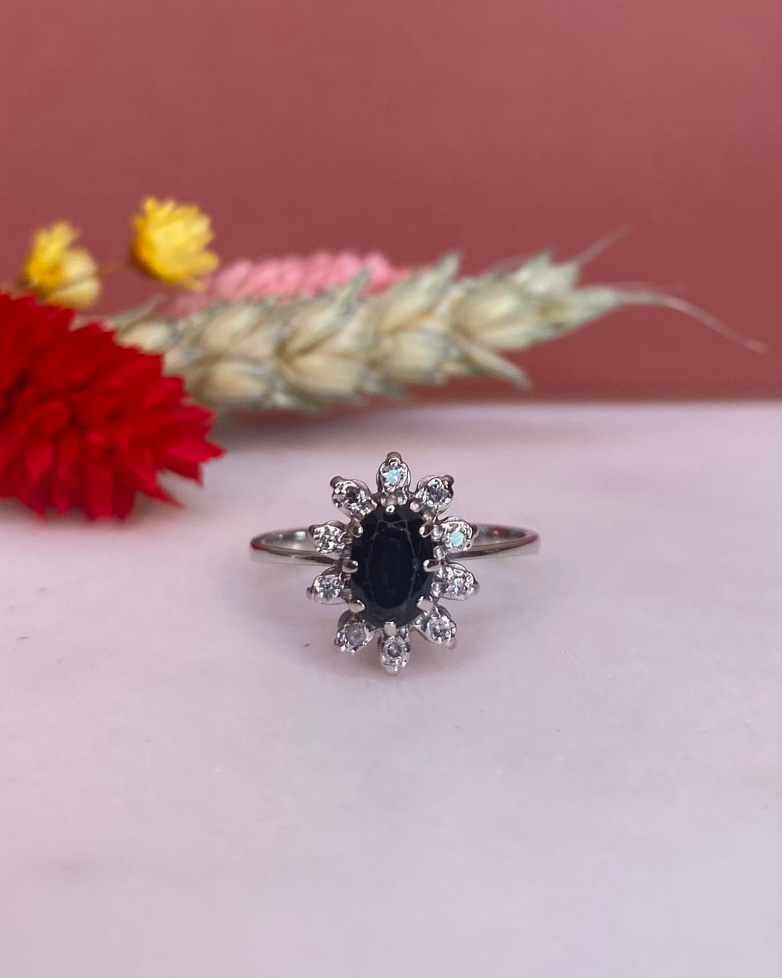 Anillo &quot;Aby&quot; con margaritas de zafiro y diamantes de 0,65 quilates