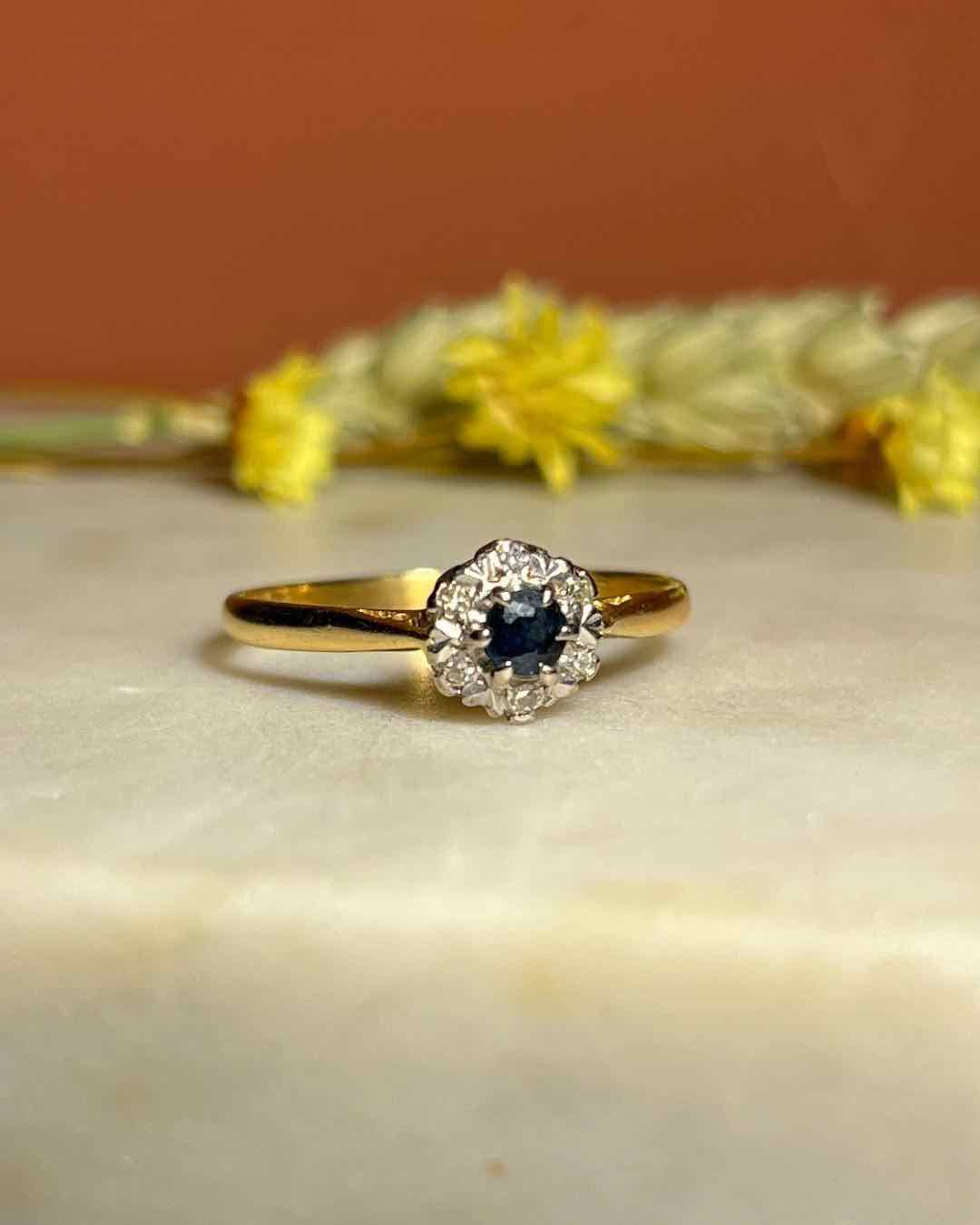 Anillo "Mara" con margaritas de diamantes y zafiros