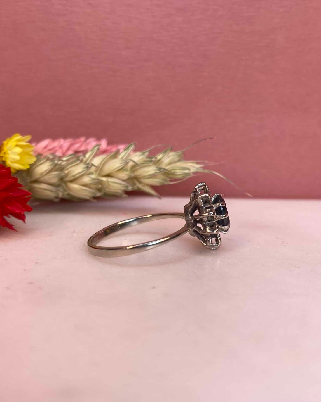 Anillo &quot;Aby&quot; con margaritas de zafiro y diamantes de 0,65 quilates