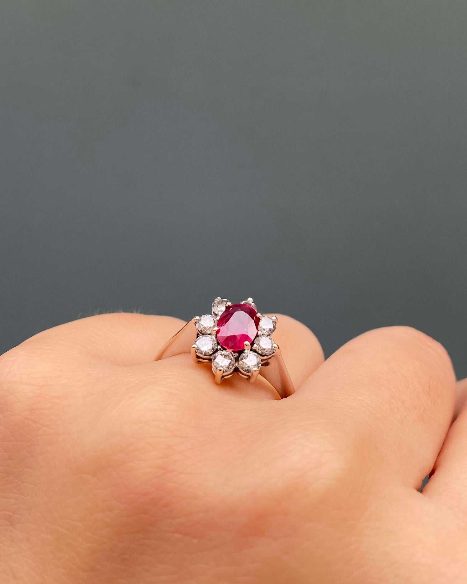 Bague Marguerite Rubis 0.90 carat &amp; Diamants 0.64 carat &quot;Clarisse&quot;