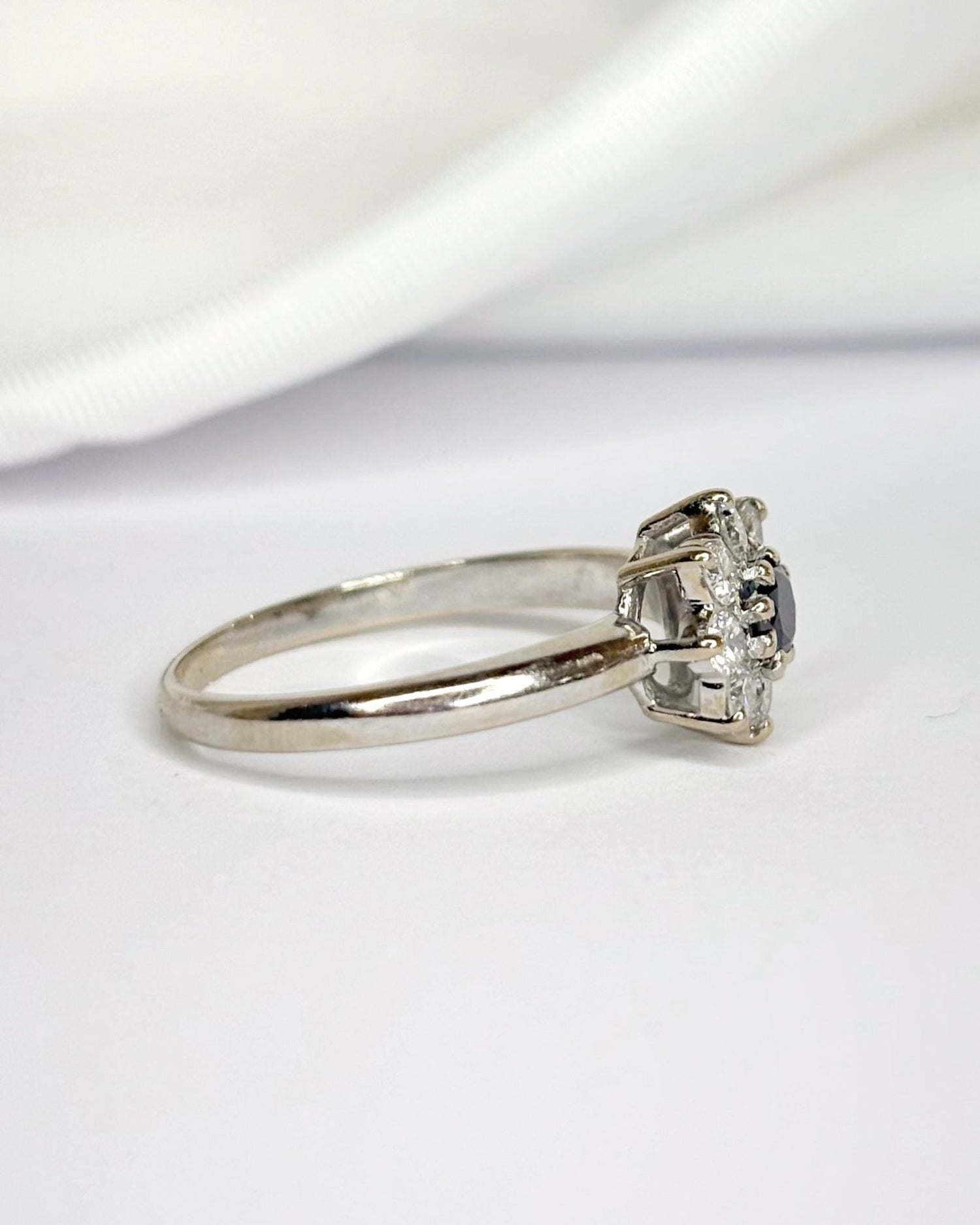 Bague Marguerite Diamants Noir &amp; Blancs 0.39 carat "Liana" - Elliade Paris