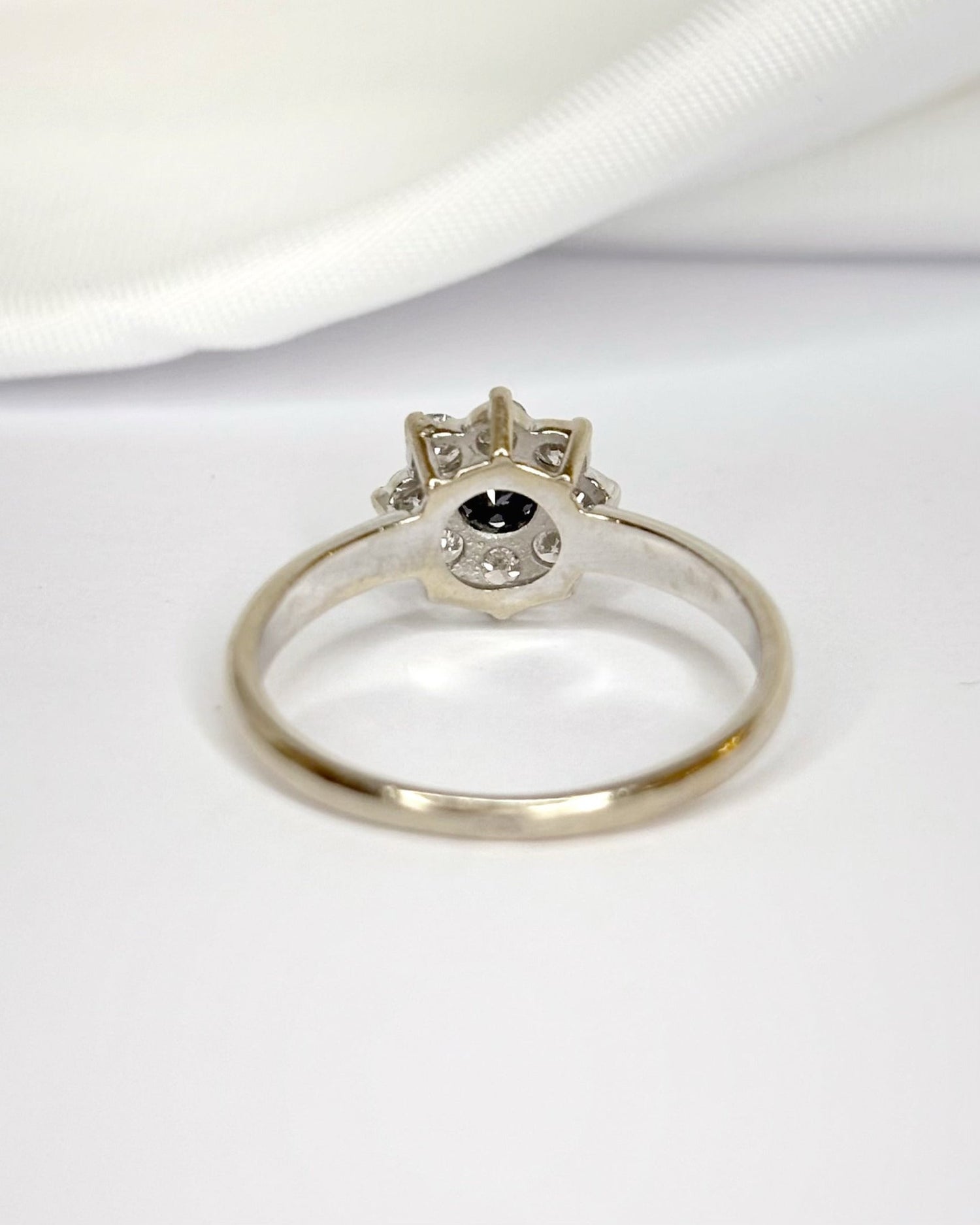 Bague Marguerite Diamants Noir &amp; Blancs 0.39 carat "Liana" - Elliade Paris
