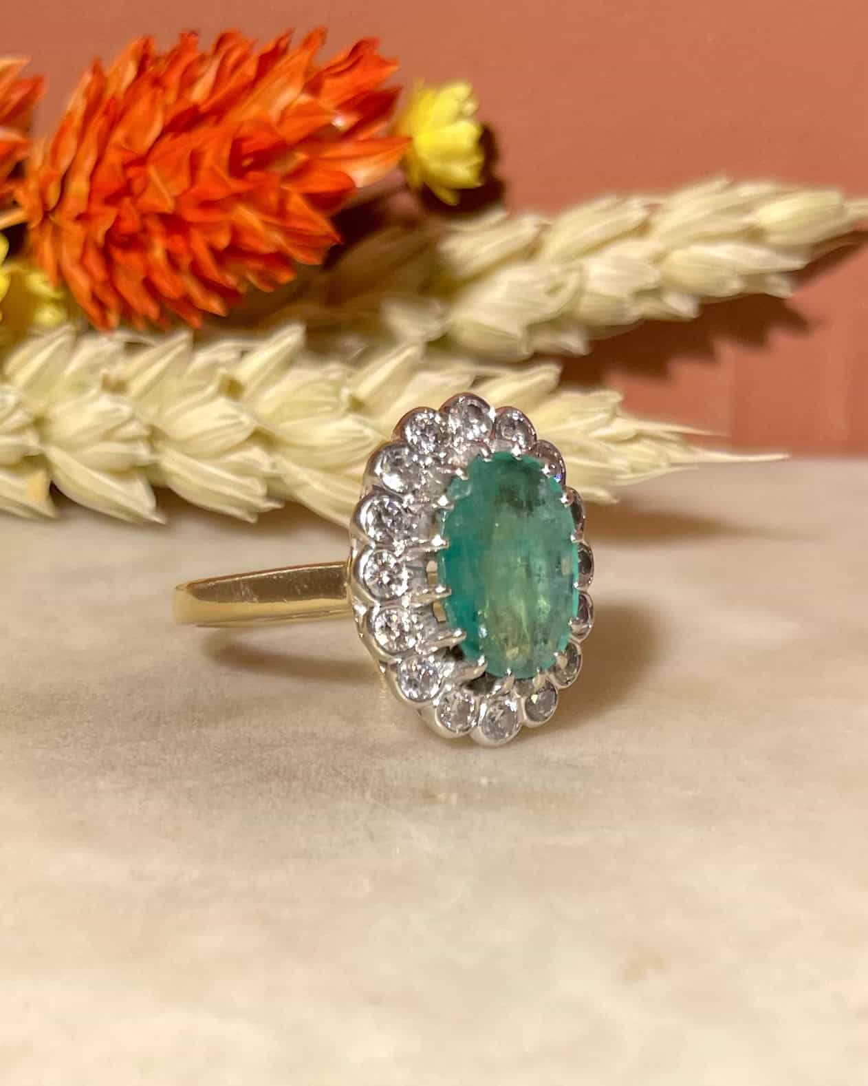 Bague Marguerite Émeraude 1.65 carat &amp; 16 Diamants "Hanya"