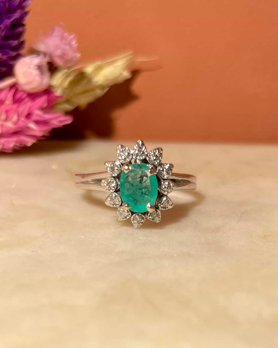 Anillo de margarita esmeralda de 0,60 quilates y 12 diamantes &quot;Azalea&quot;