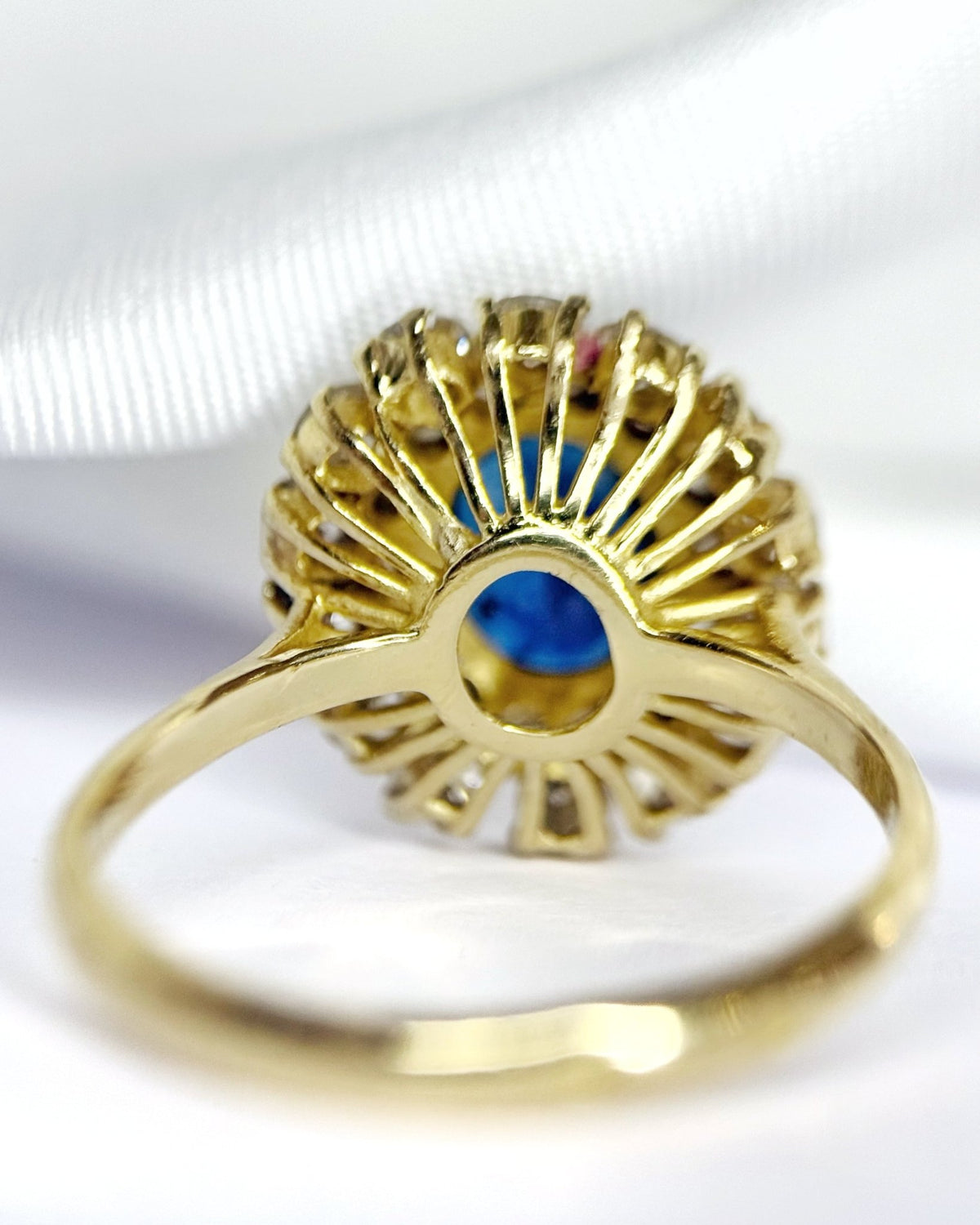 Bague Marguerite Dôme Saphir 1.41 carat &amp; Diamants 1.26 carat 4.60g "Mégane" - Elliade Paris