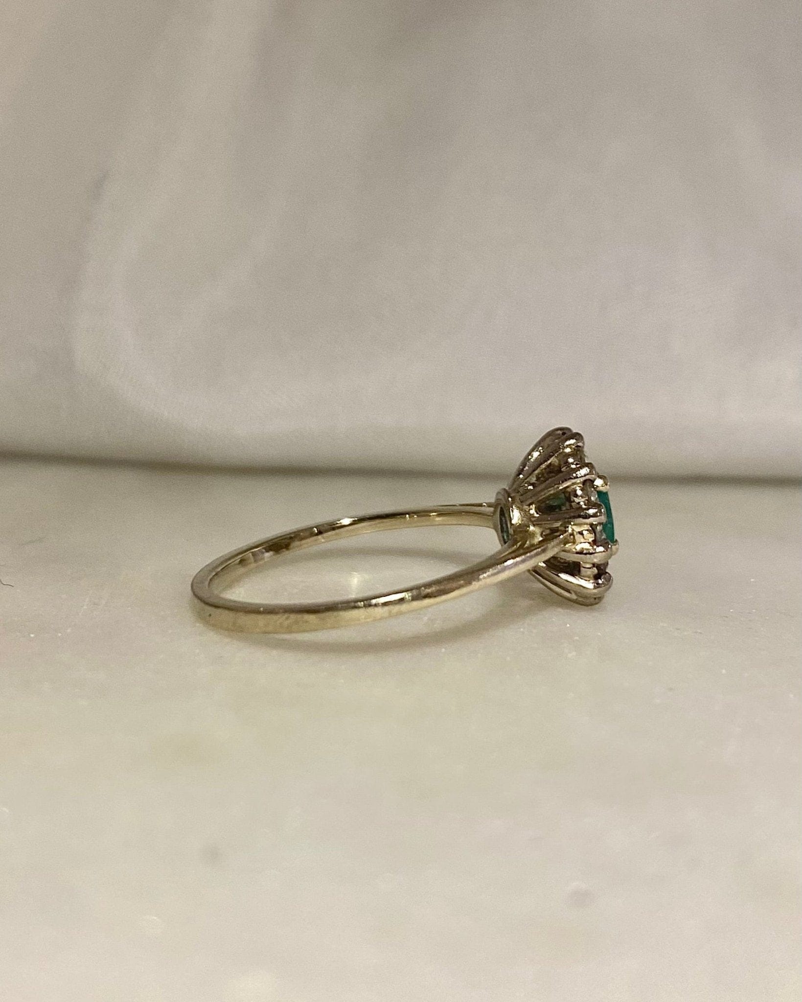 Bague Marguerite Emeraude 0.15 carat &amp; Diamants "Livia" - Elliade Paris