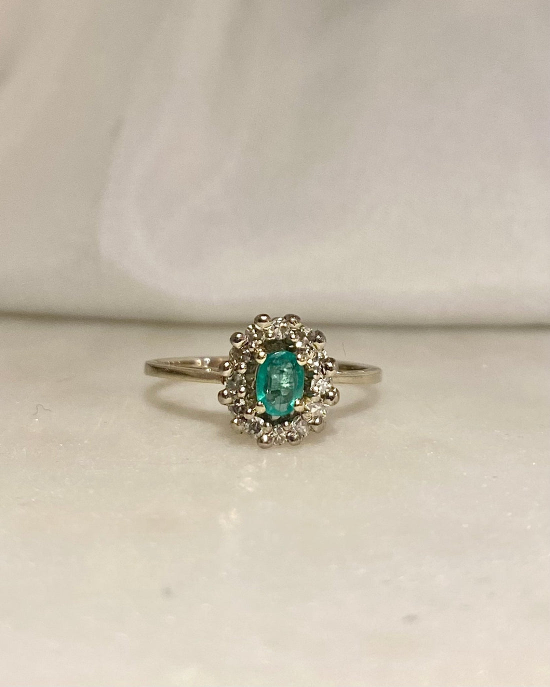 Bague Marguerite Emeraude 0.15 carat &amp; Diamants &quot;Livia&quot; - Elliade Paris
