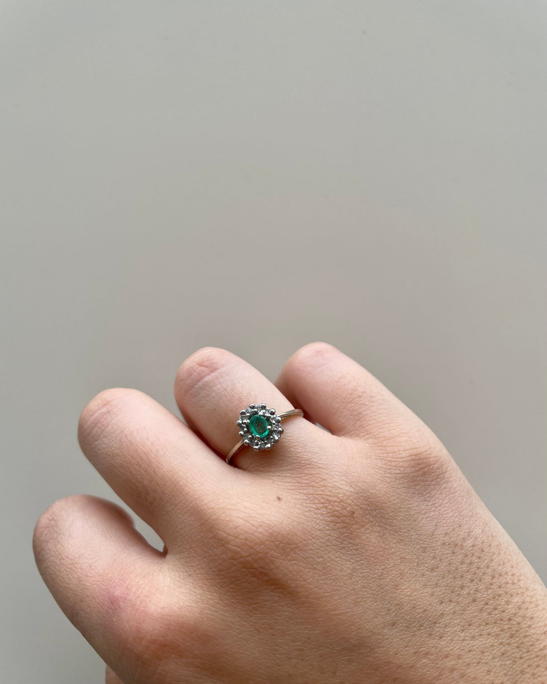 Bague Marguerite Emeraude 0.15 carat &amp; Diamants &quot;Livia&quot; - Elliade Paris