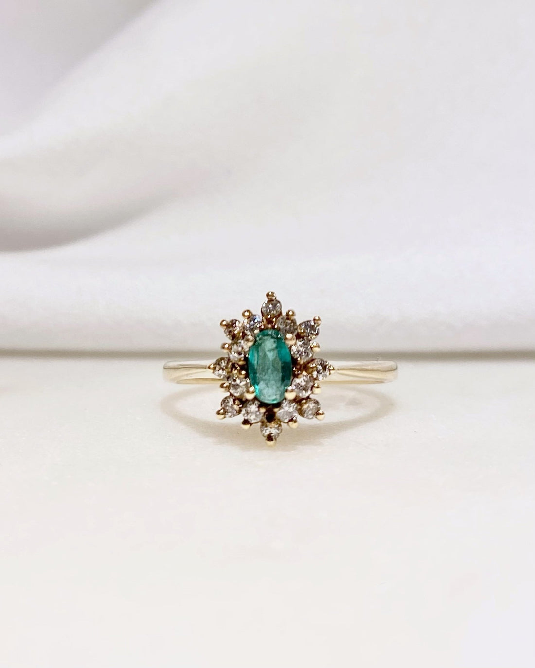 Bague Marguerite Emeraude 0.21 carat &amp; Diamants &quot;Muguette&quot; - Elliade Paris