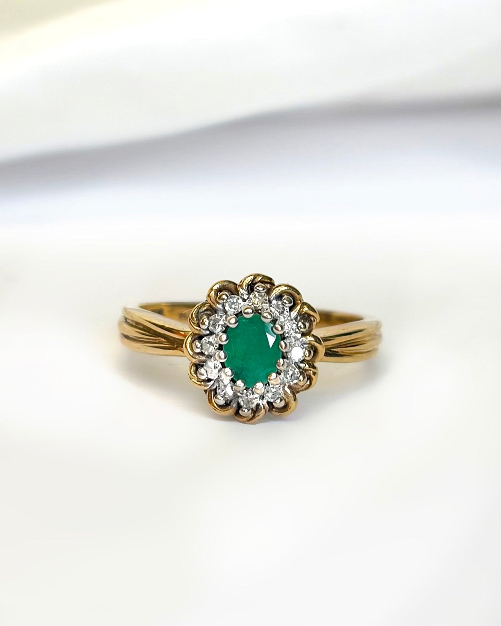 Bague Marguerite Émeraude 0.24 carat &amp; Diamants 0.12 carat "Martina" - Elliade Paris