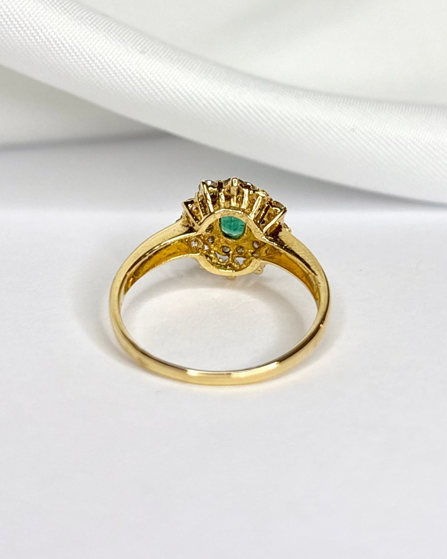 Bague Marguerite Émeraude 0.30 carat &amp; 24 Diamants "Sylvie" - Elliade Paris