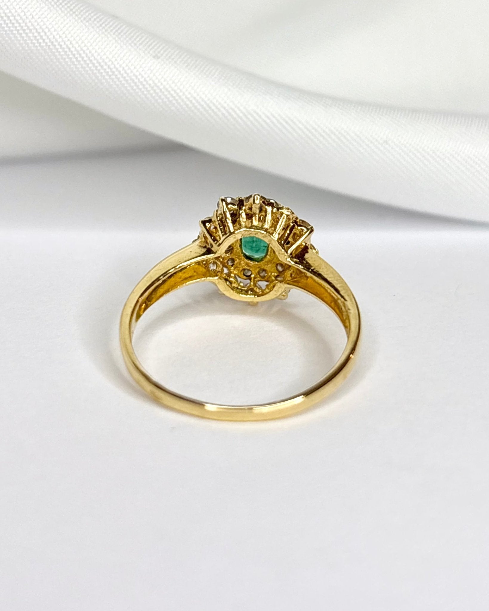 Bague Marguerite Émeraude 0.30 carat &amp; 24 Diamants "Sylvie" - Elliade Paris