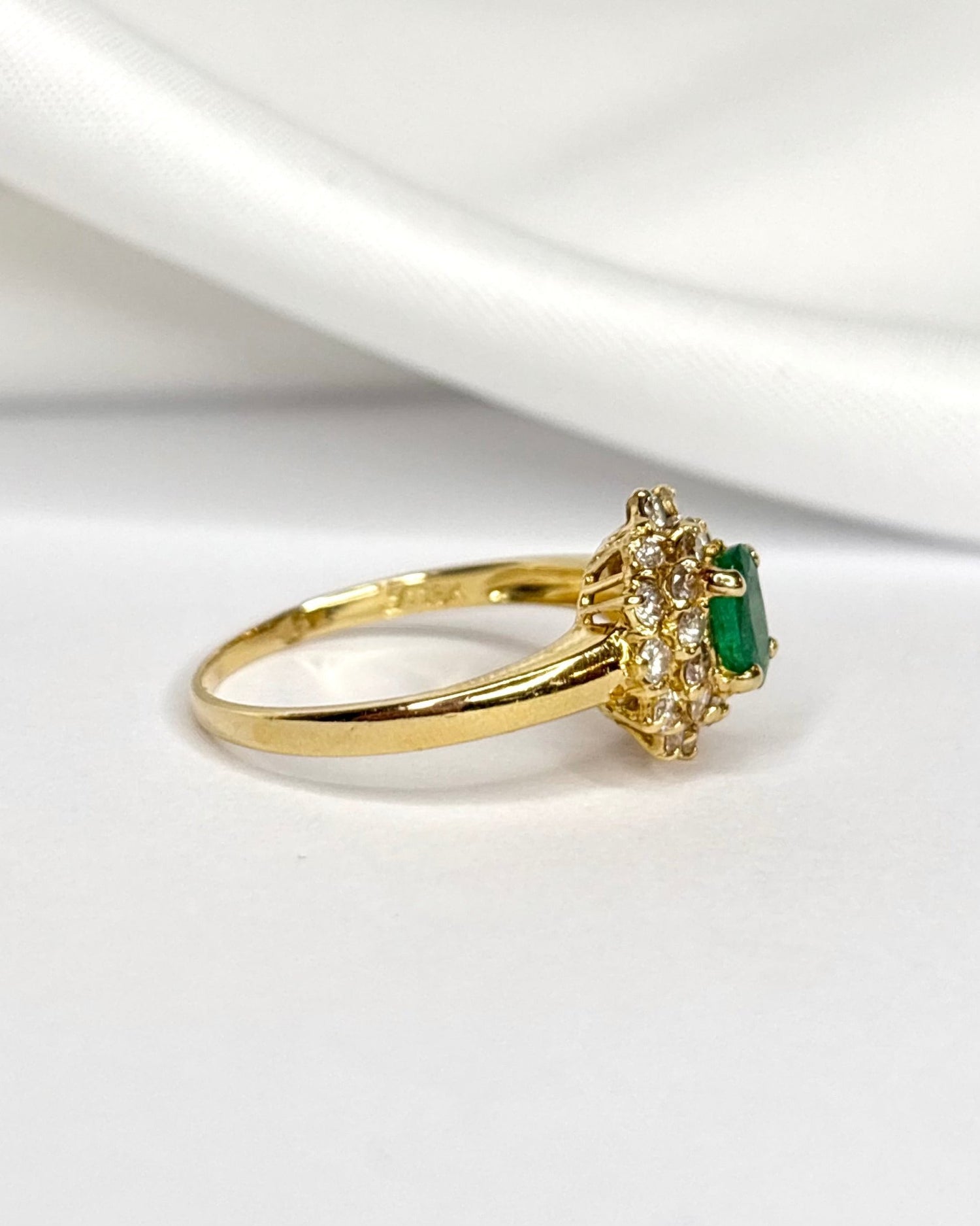 Bague Marguerite Émeraude 0.30 carat &amp; 24 Diamants "Sylvie" - Elliade Paris