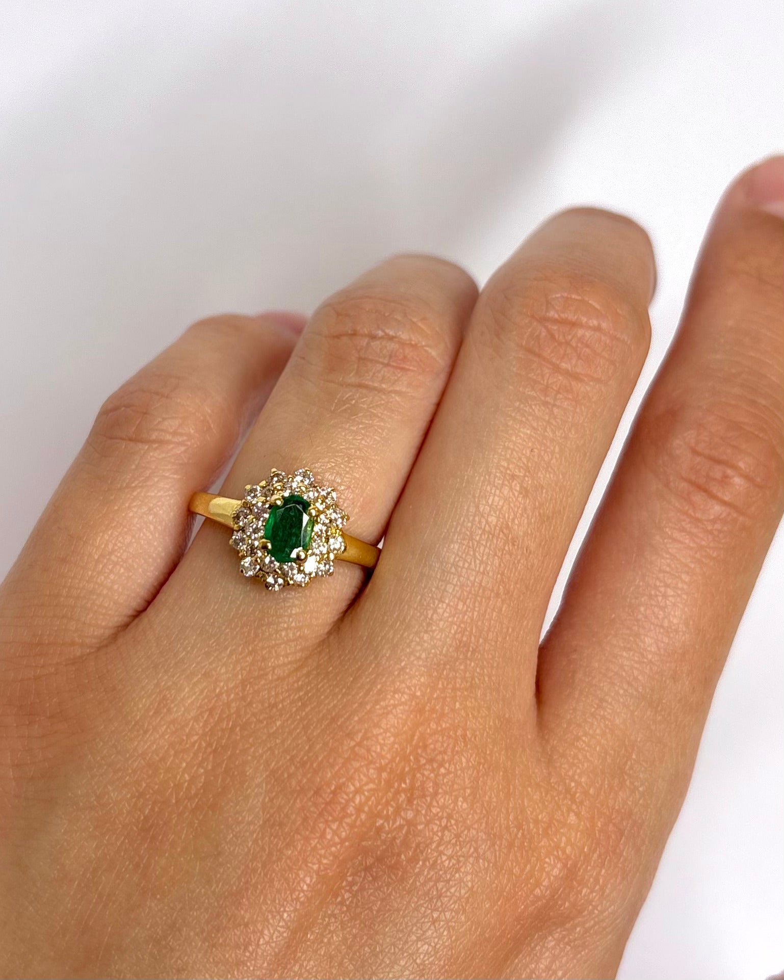 Bague Marguerite Émeraude 0.30 carat &amp; 24 Diamants "Sylvie" - Elliade Paris
