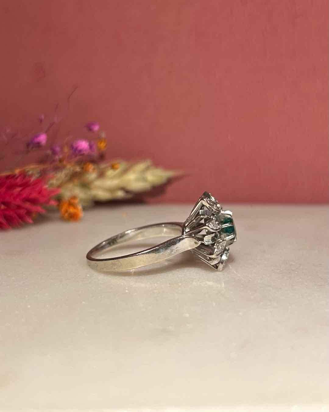 Bague Marguerite Émeraude 0.30 carat &amp; 8 Diamants "Imane" - Elliade Paris