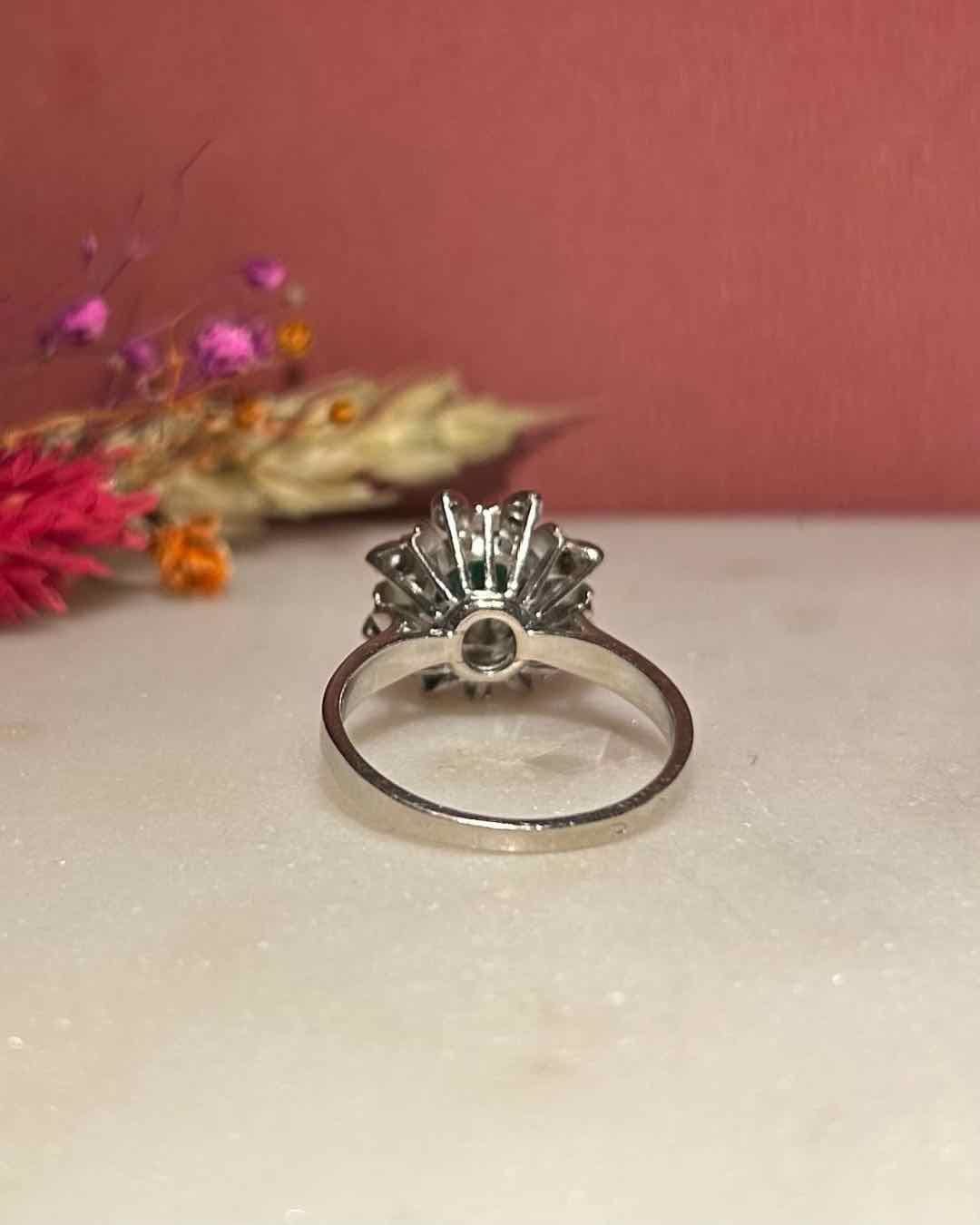 Bague Marguerite Émeraude 0.30 carat &amp; 8 Diamants "Imane" - Elliade Paris