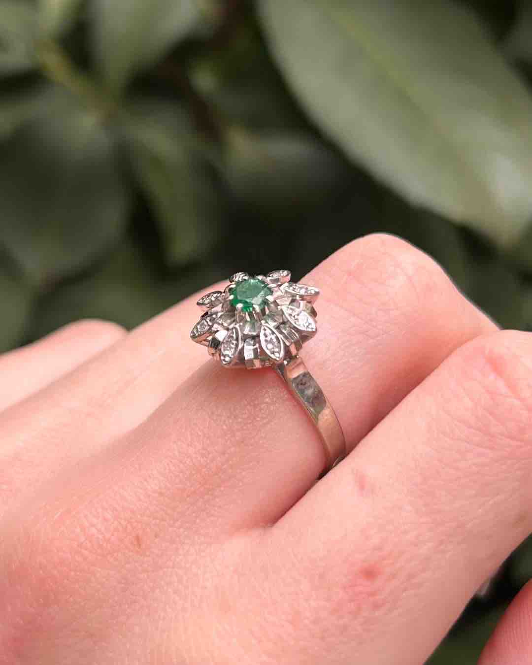 Bague Marguerite Émeraude 0.30 carat &amp; 8 Diamants "Imane" - Elliade Paris