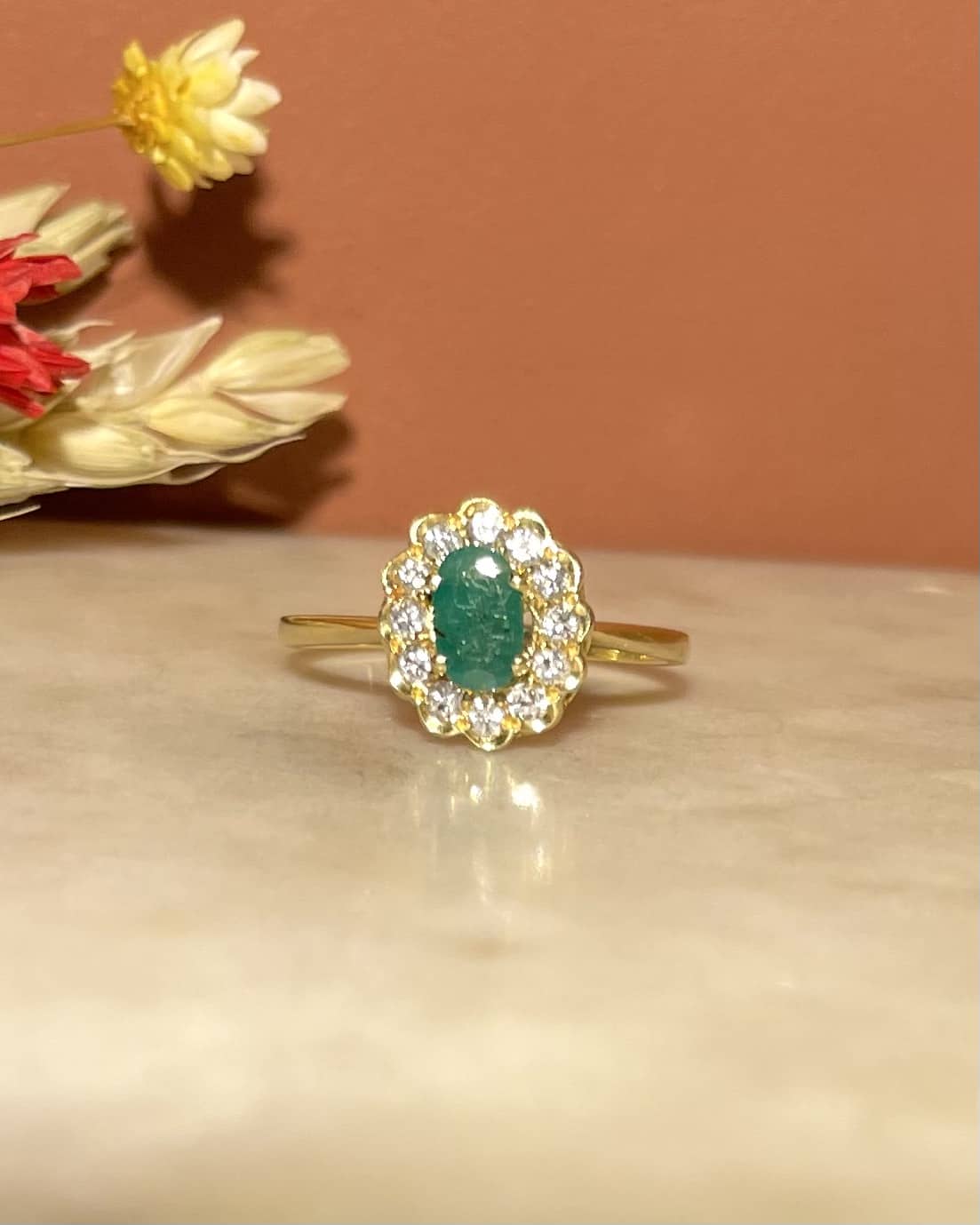 Bague Marguerite Émeraude 0.30 Carat &amp; Diamants "Bryanna" - Elliade Paris
