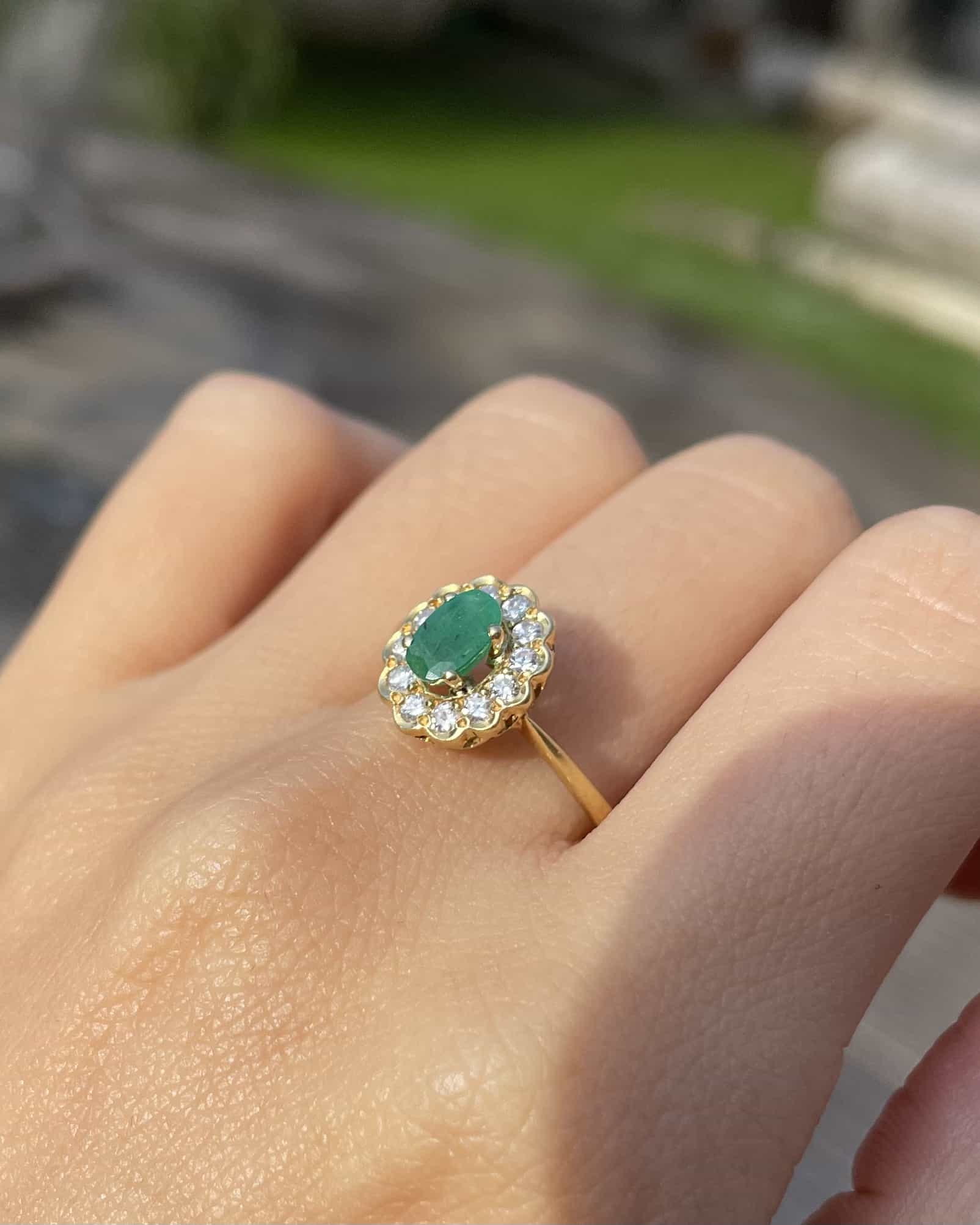Bague Marguerite Émeraude 0.30 Carat &amp; Diamants "Bryanna" - Elliade Paris