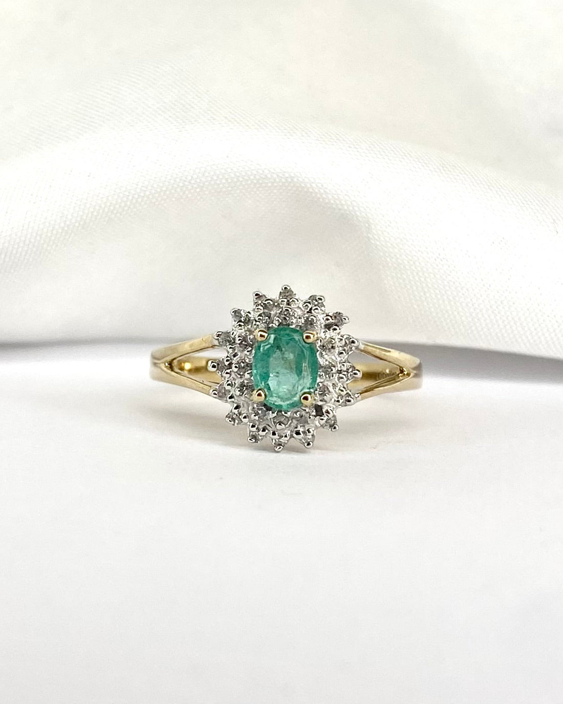 Bague Marguerite Émeraude 0.32 carat &amp; 28 Diamants &quot;Odile&quot; - Elliade Paris