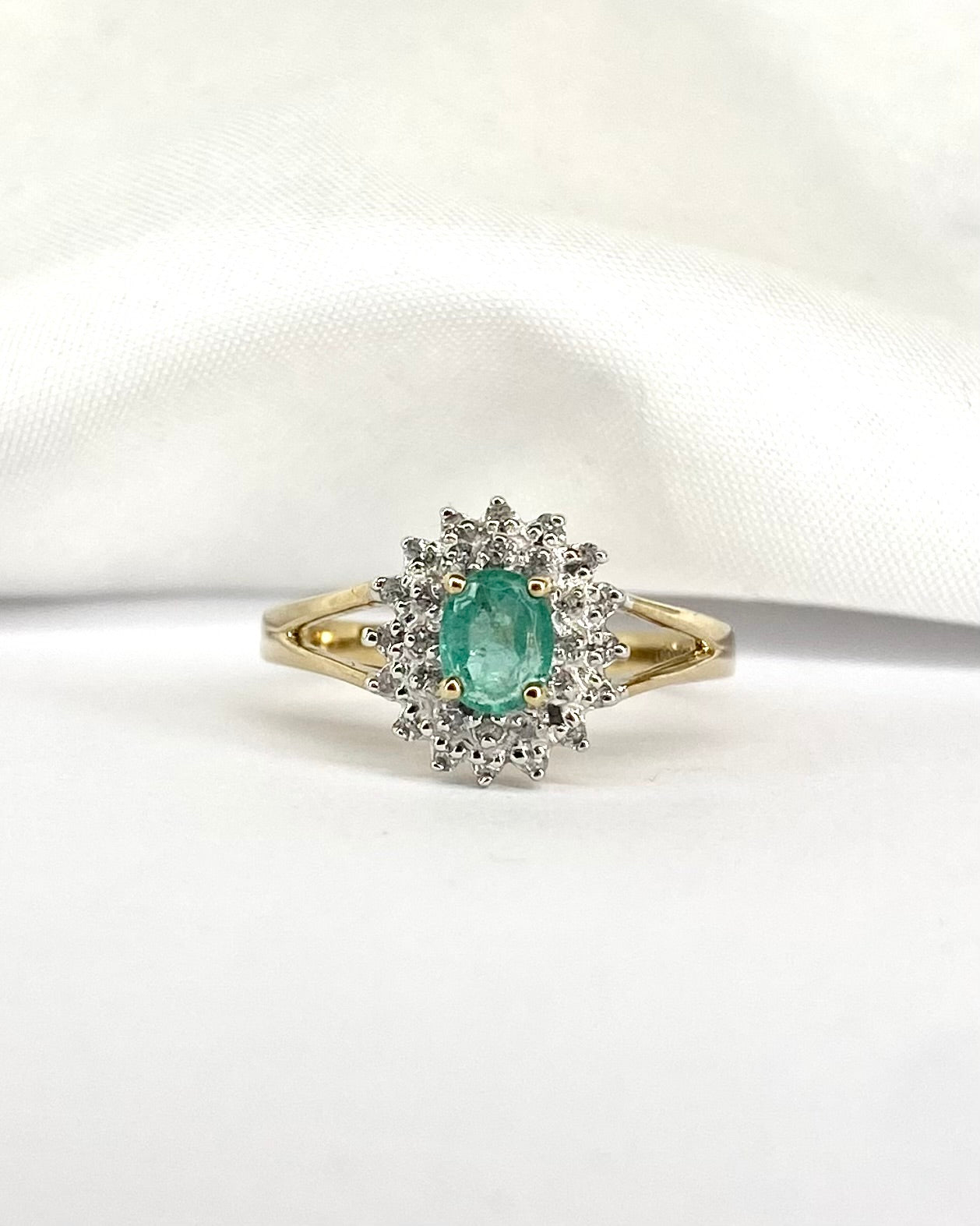 Bague Marguerite Émeraude 0.32 carat &amp; 28 Diamants "Odile" - Elliade Paris
