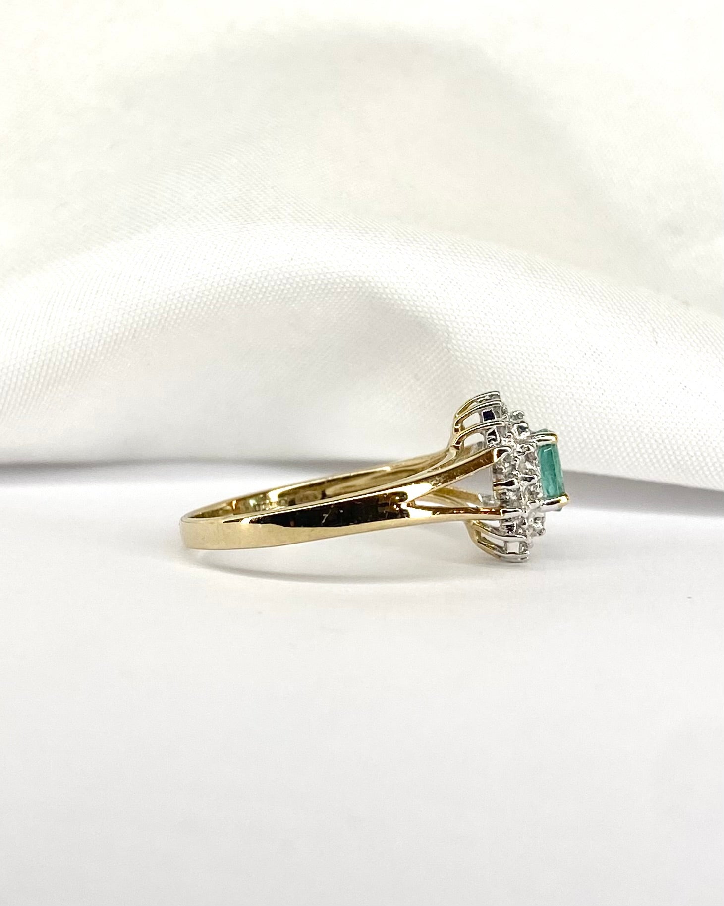 Bague Marguerite Émeraude 0.32 carat &amp; 28 Diamants "Odile" - Elliade Paris