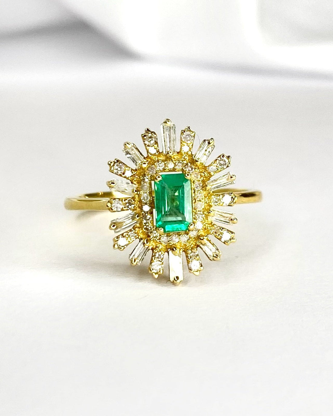 Bague Marguerite Émeraude 0.34 carat, Diamants Baguette &amp; Ronds 0.38 carat "Rosalie" - Elliade Paris