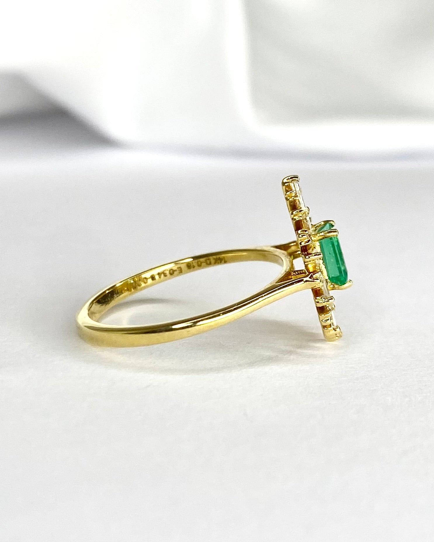 Bague Marguerite Émeraude 0.34 carat, Diamants Baguette &amp; Ronds 0.38 carat "Rosalie" - Elliade Paris