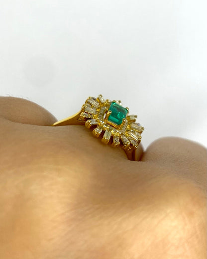 Bague Marguerite Émeraude 0.34 carat, Diamants Baguette &amp; Ronds 0.38 carat "Rosalie" - Elliade Paris