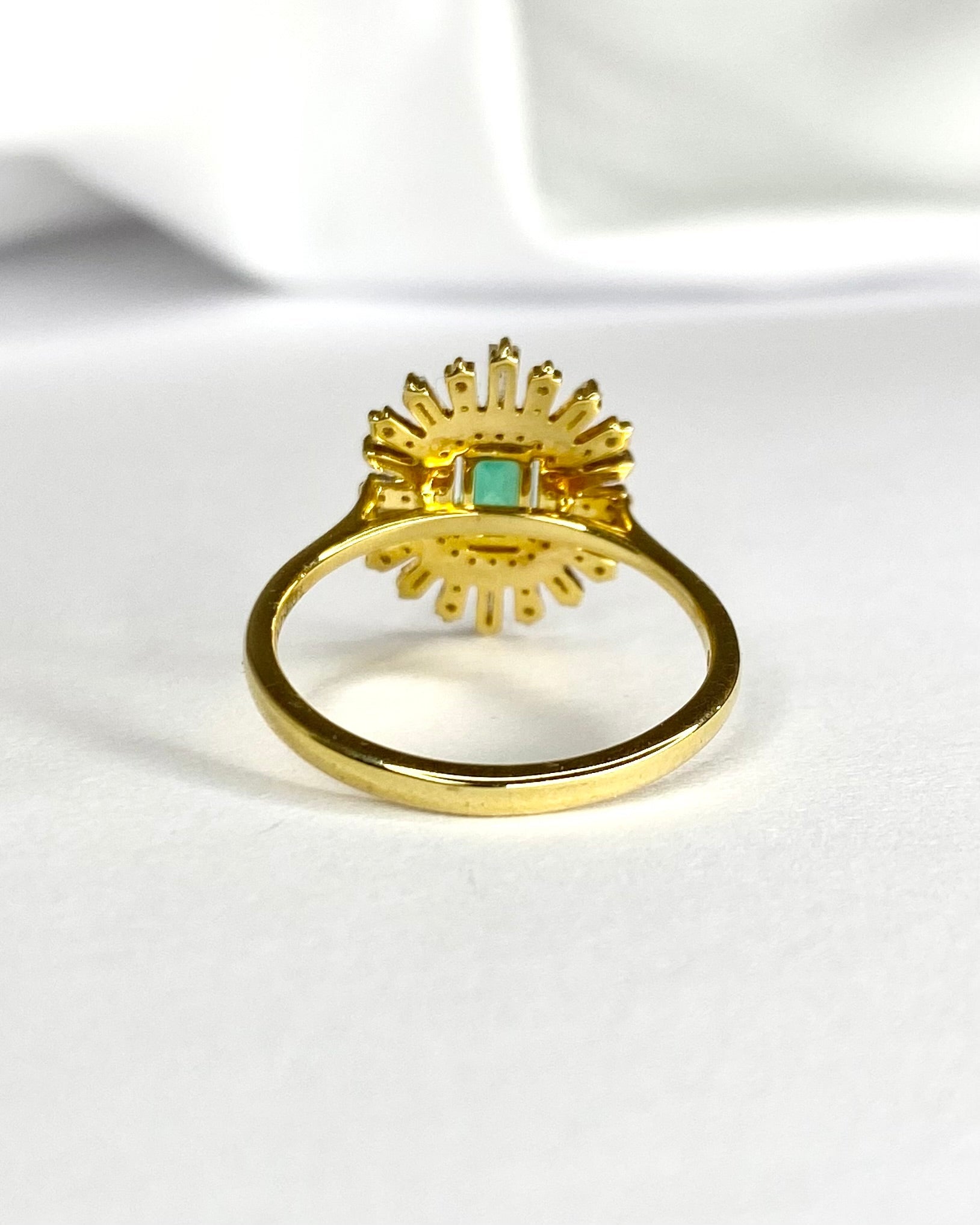 Bague Marguerite Émeraude 0.34 carat, Diamants Baguette &amp; Ronds 0.38 carat "Rosalie" - Elliade Paris