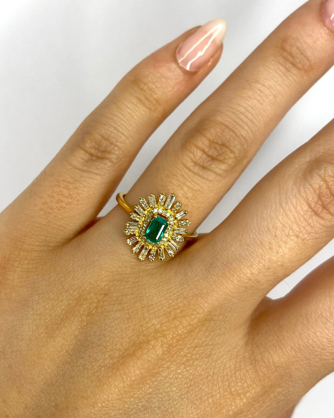 Bague Marguerite Émeraude 0.34 carat, Diamants Baguette &amp; Ronds 0.38 carat "Rosalie" - Elliade Paris