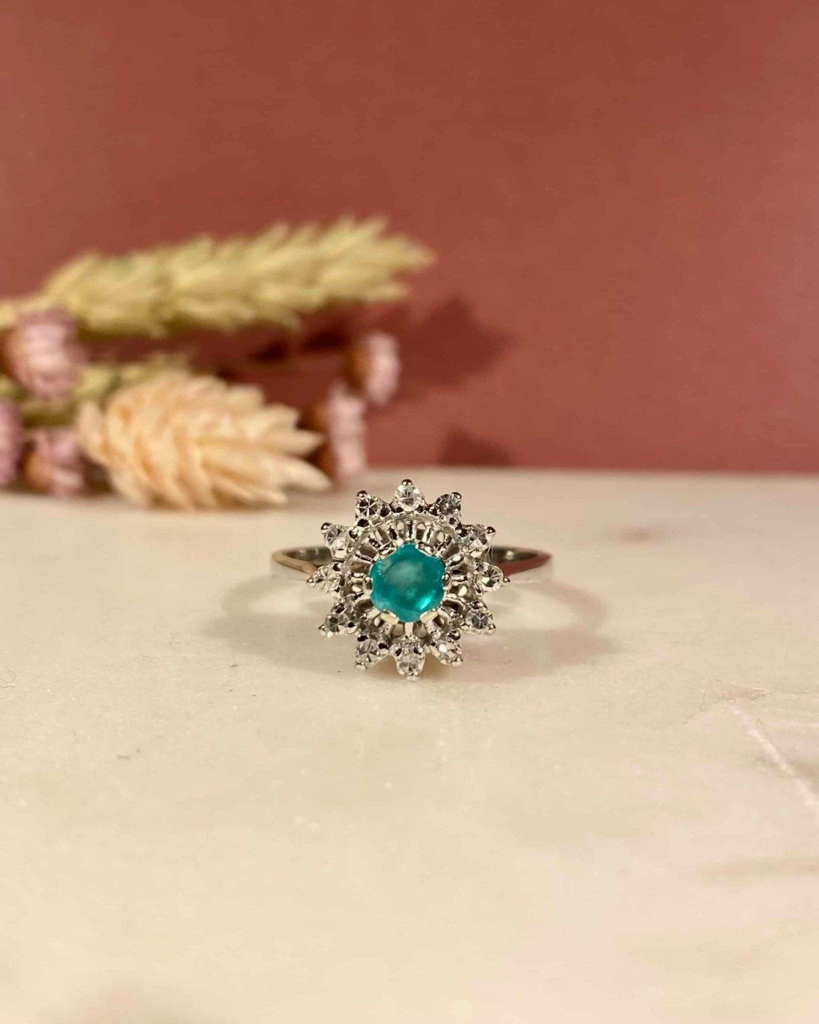 Bague Marguerite Émeraude 0.35 carat &amp; 12 Diamants "Marita" - Elliade Paris
