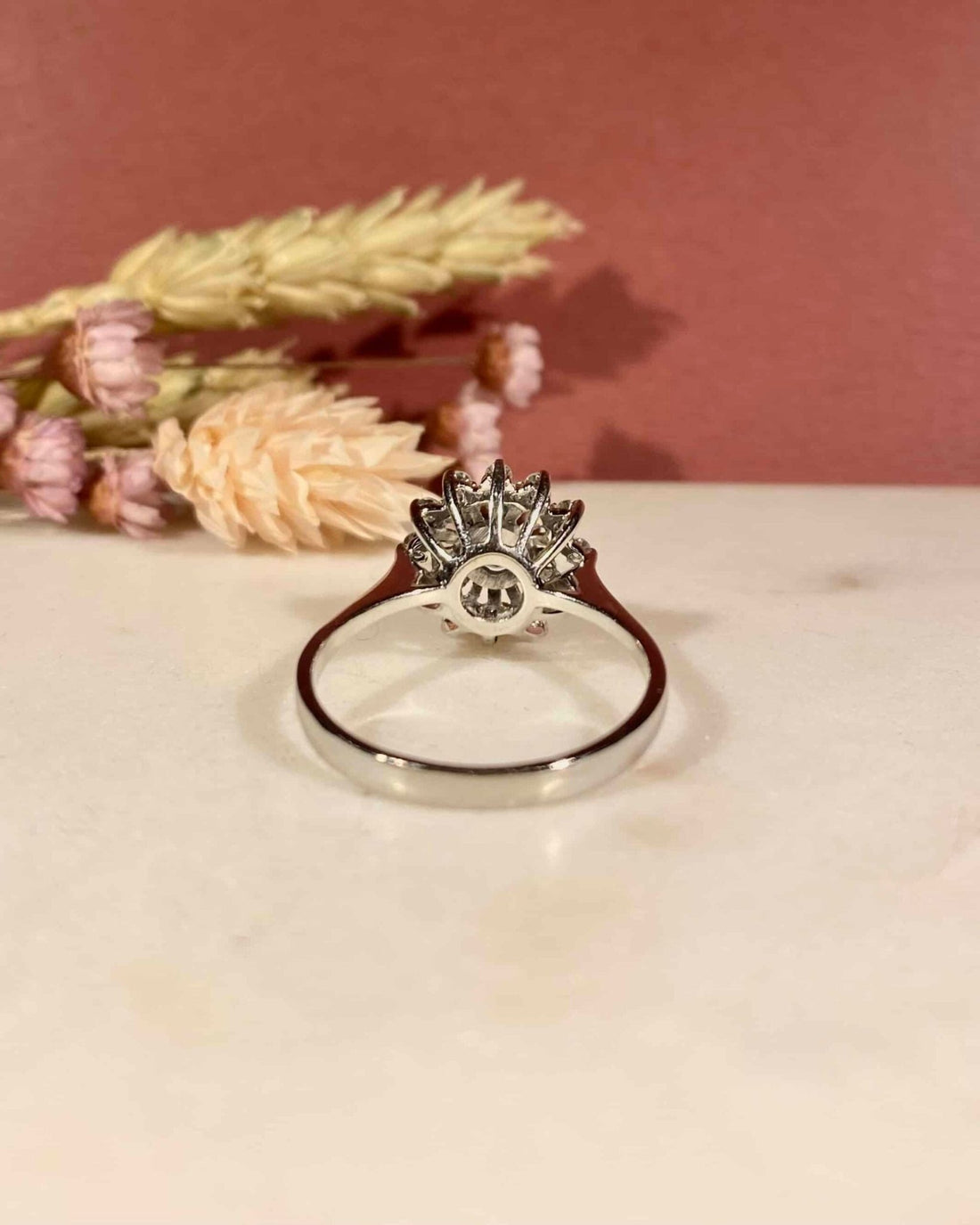 Bague Marguerite Émeraude 0.35 carat &amp; 12 Diamants &quot;Marita&quot; - Elliade Paris