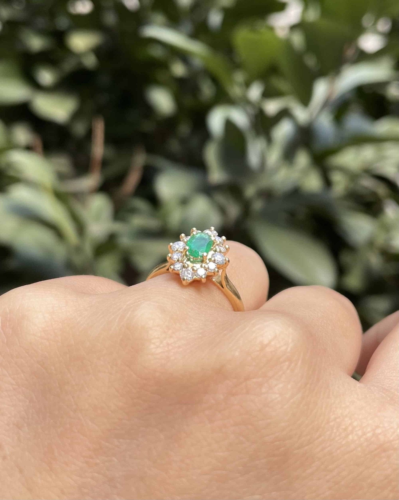 Bague Marguerite Émeraude 0.40 carat &amp; 12 Diamants "Louison" - Elliade Paris