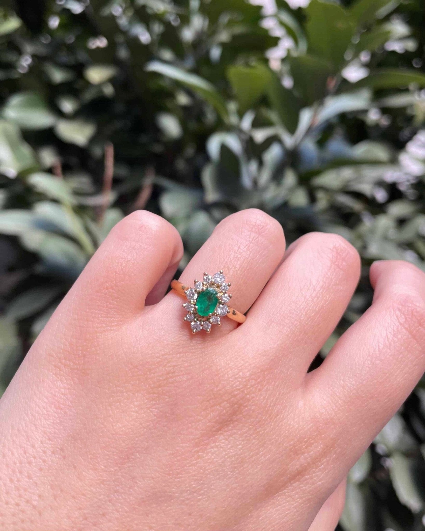 Bague Marguerite Émeraude 0.40 carat &amp; 12 Diamants "Louison" - Elliade Paris