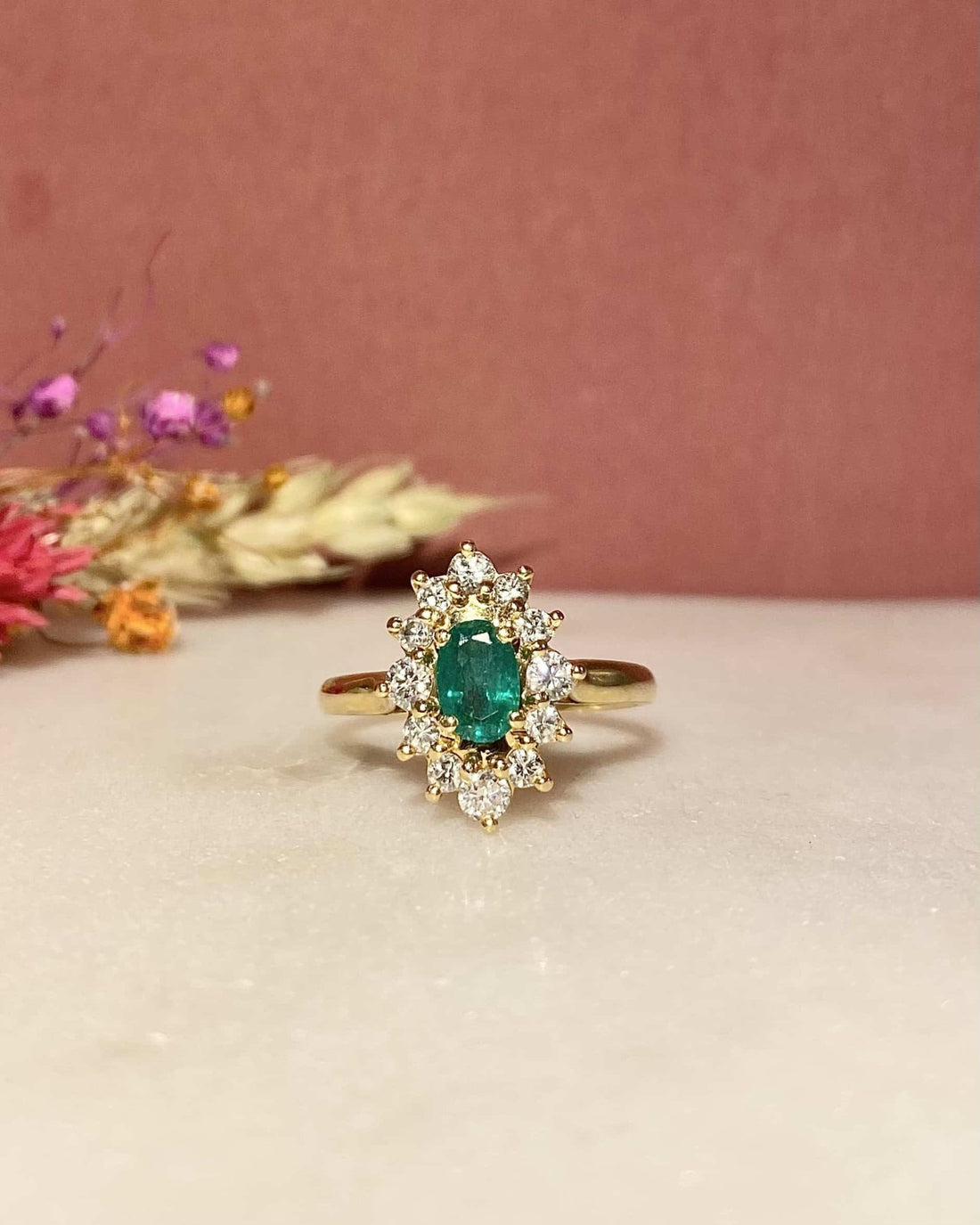 Bague Marguerite Émeraude 0.40 carat &amp; 12 Diamants &quot;Louison&quot; - Elliade Paris