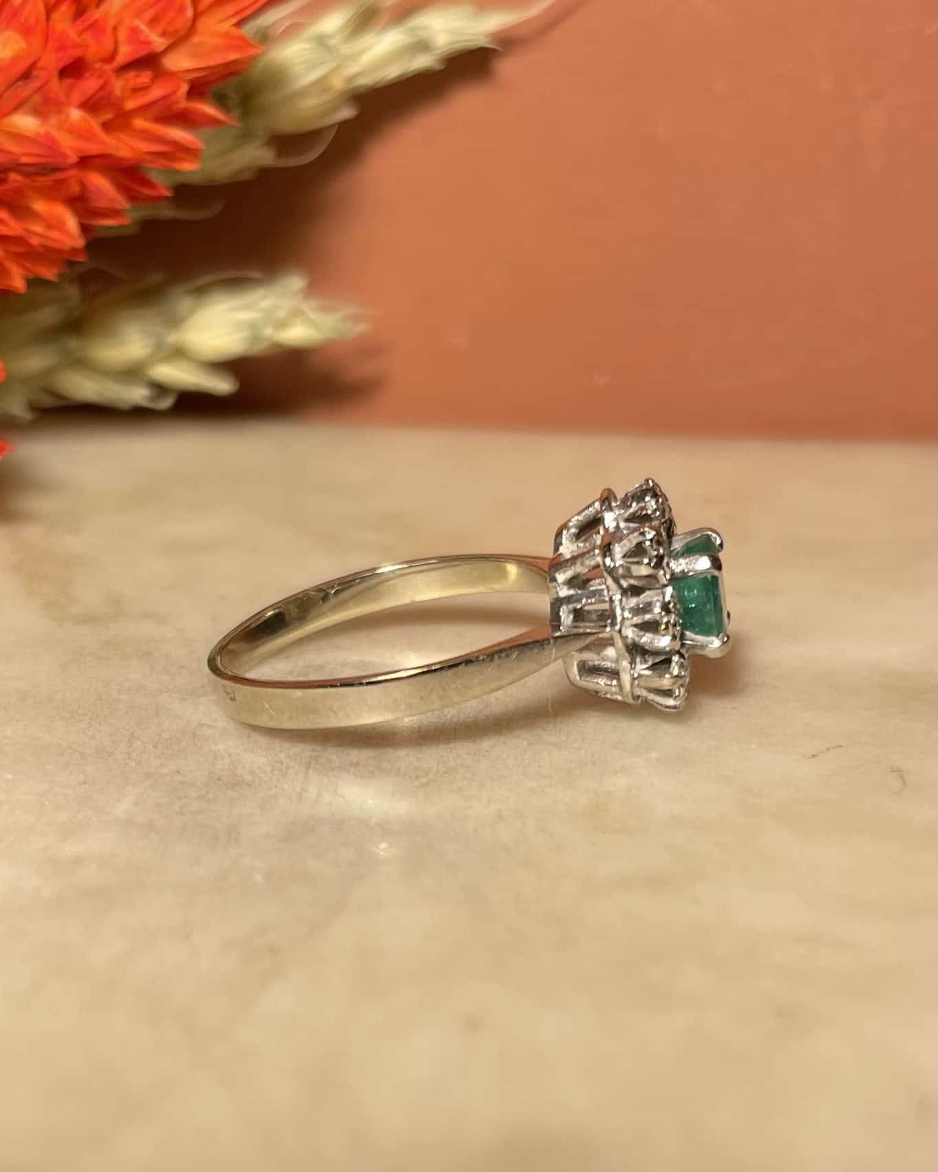 Bague Marguerite Émeraude 0.40 carat &amp; Diamants &quot;Maryam&quot; - Elliade Paris