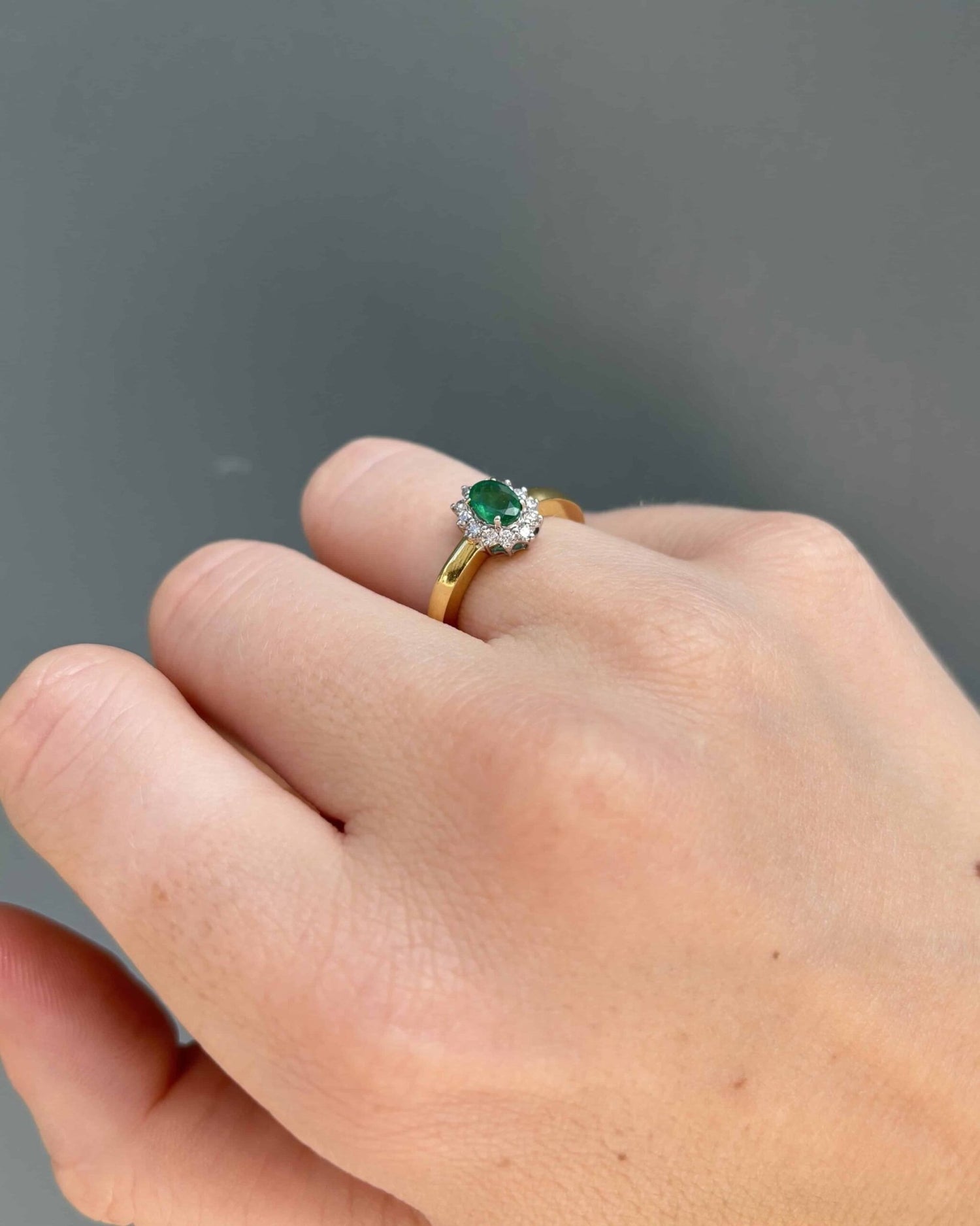 Bague Marguerite Émeraude 0.41 Carat &amp; 12 Diamants &quot;Aymene&quot; - Elliade Paris