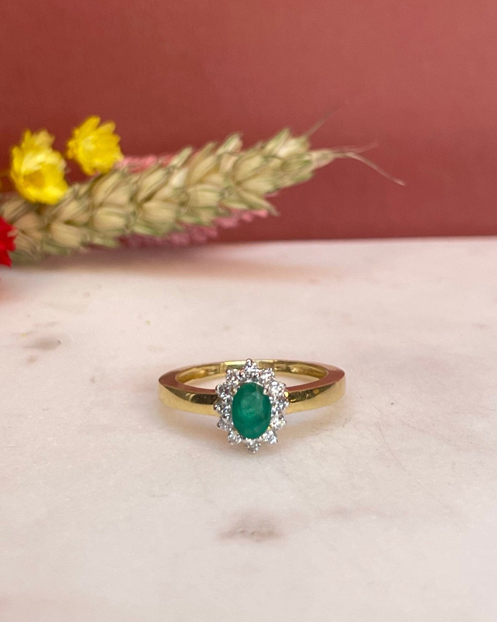Bague Marguerite Émeraude 0.41 Carat &amp; 12 Diamants "Aymene" - Elliade Paris