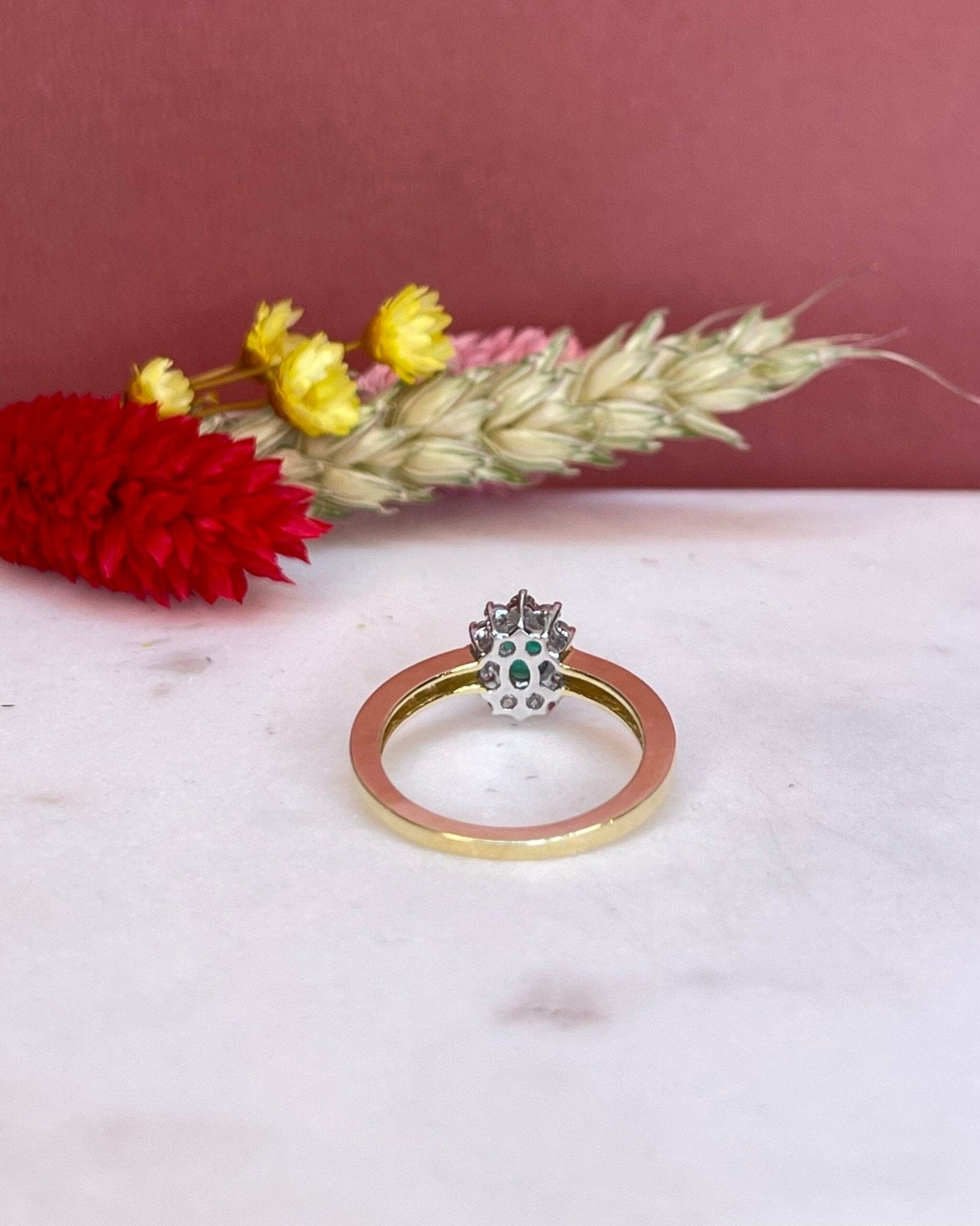 Bague Marguerite Émeraude 0.41 Carat &amp; 12 Diamants "Aymene" - Elliade Paris