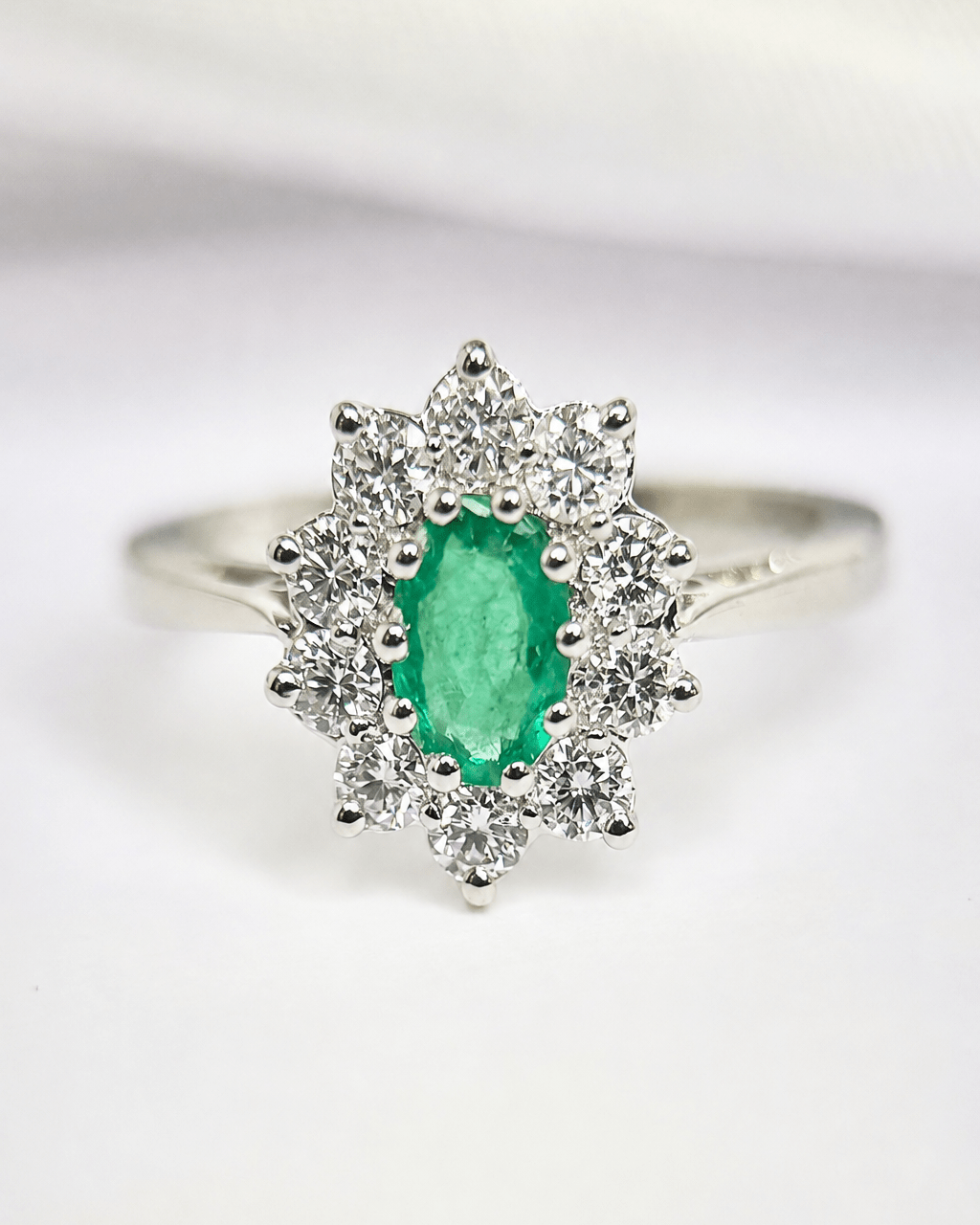 Bague Marguerite Émeraude 0.42 carat &amp; Diamants 0.30 carat "Dona" - Elliade Paris
