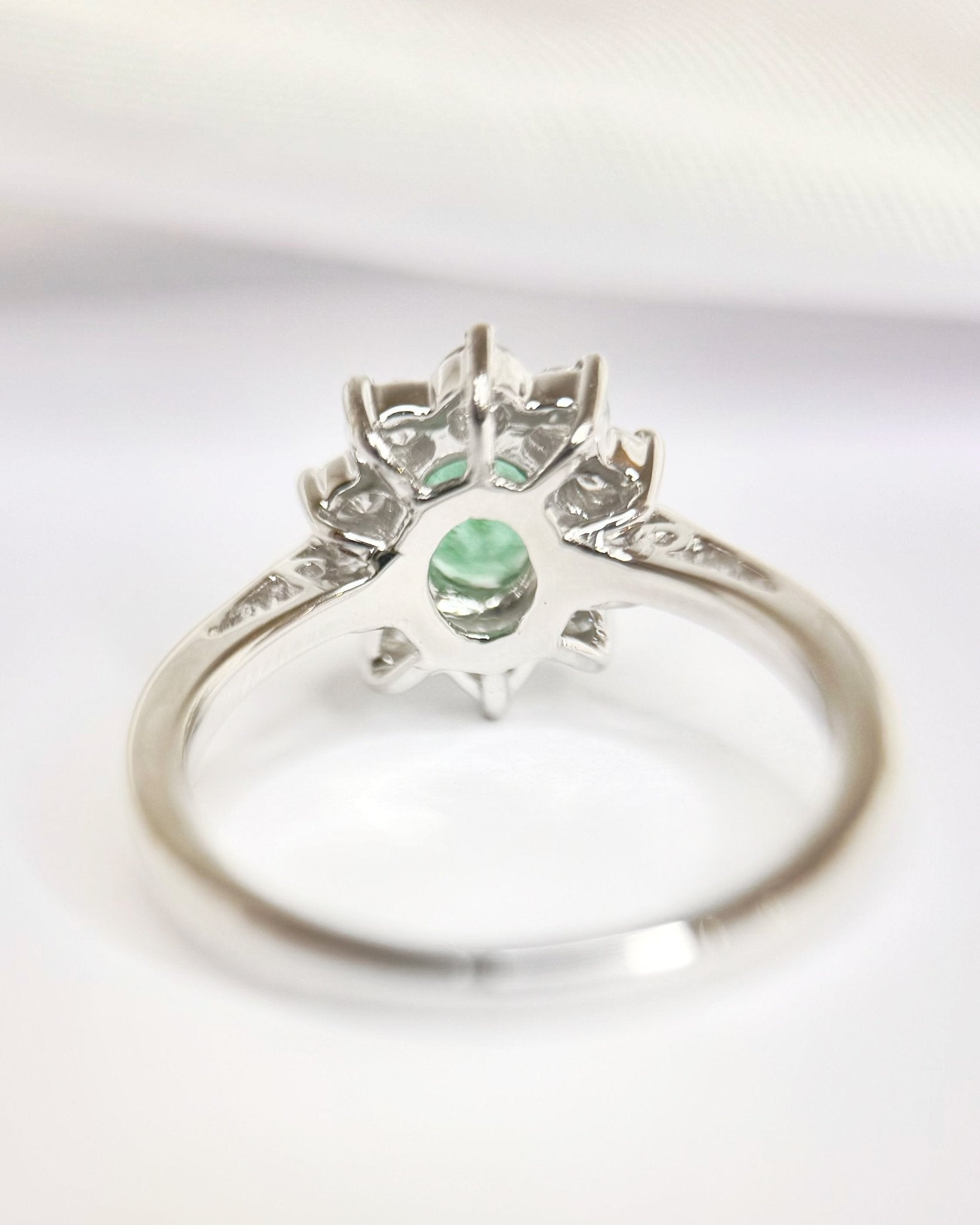 Bague Marguerite Émeraude 0.42 carat &amp; Diamants 0.30 carat "Dona" - Elliade Paris