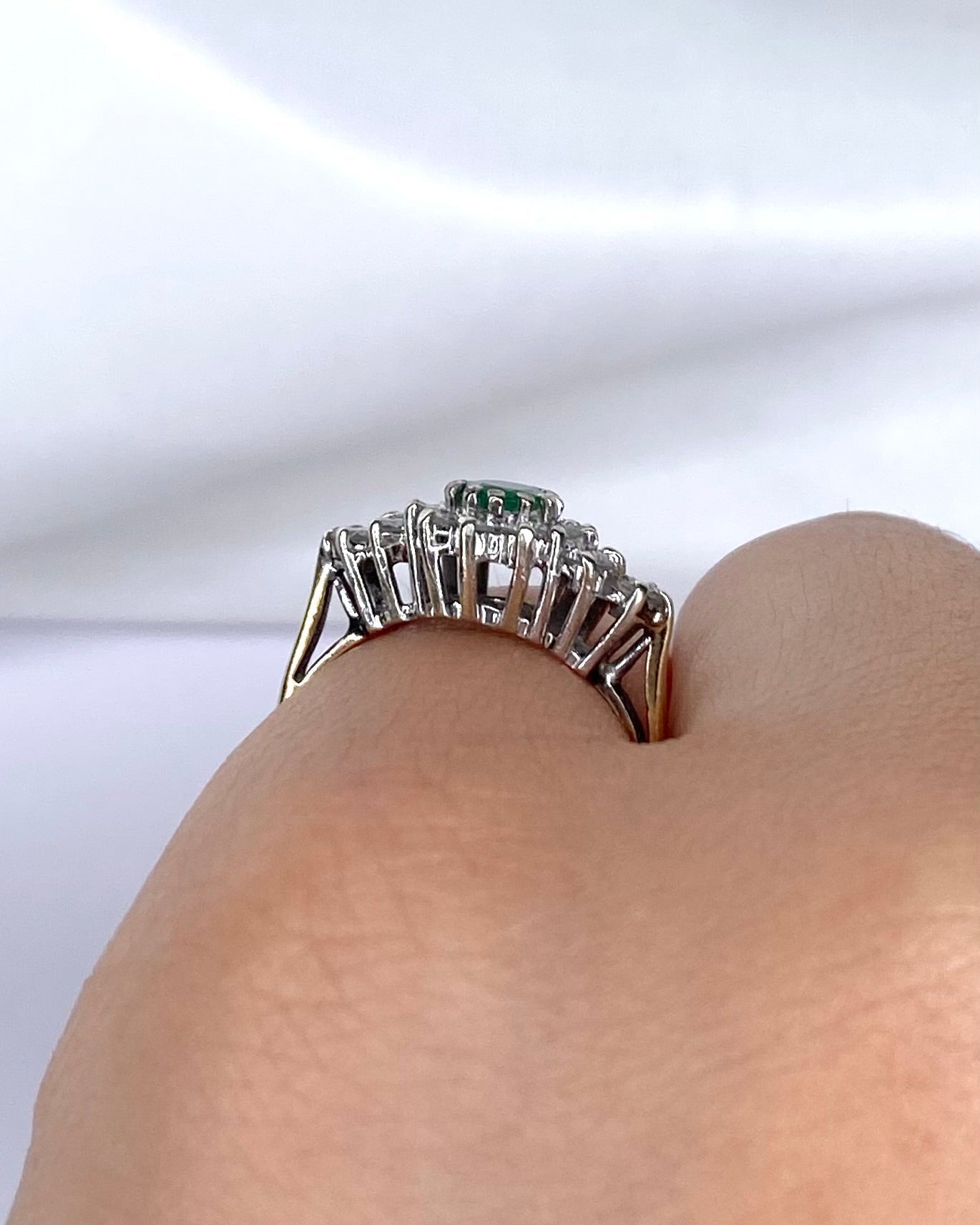Bague Marguerite Émeraude 0.44 carat &amp; Diamants 0.48 carat "Suzanne" - Elliade Paris