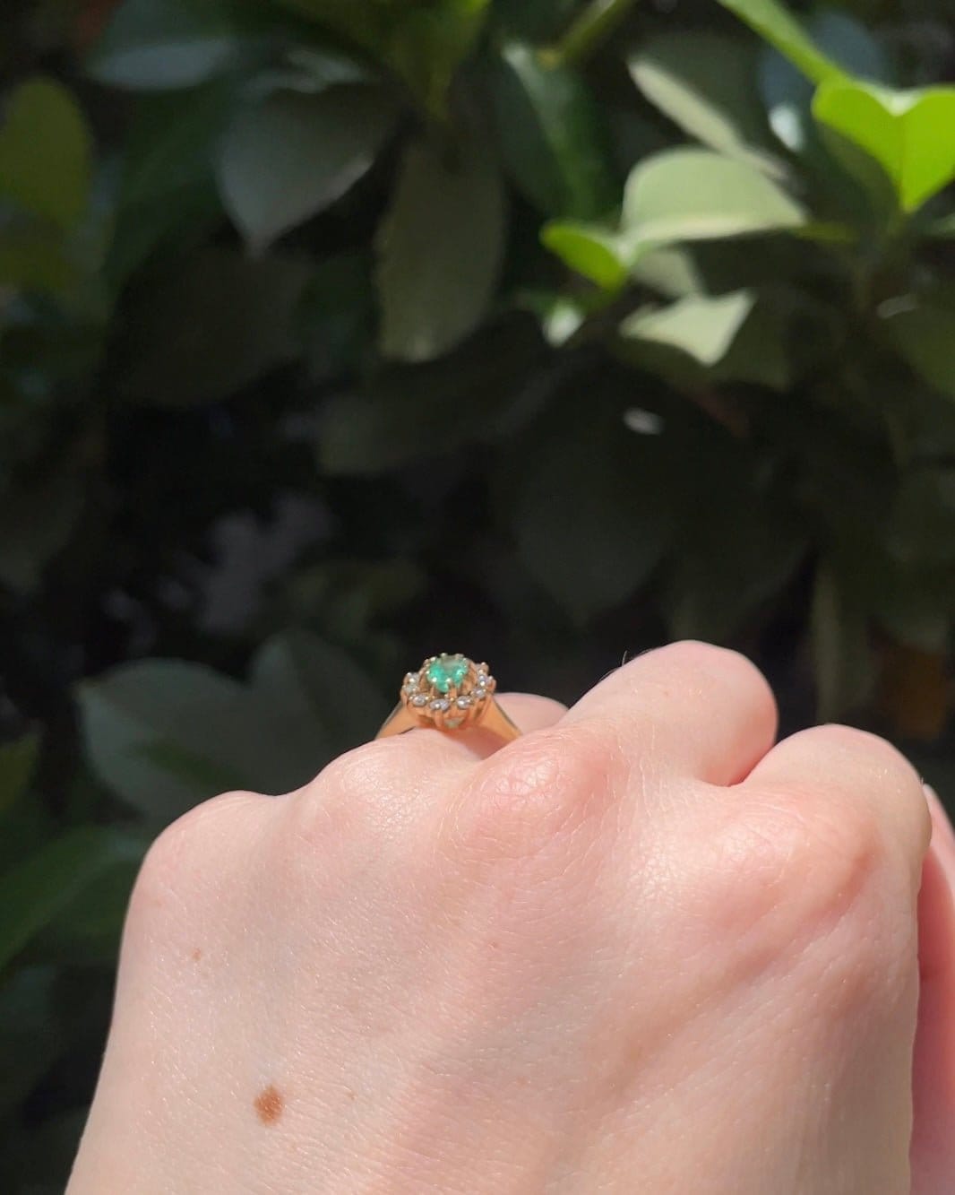 Bague Marguerite Emeraude 0.44 carat &amp; Diamants "Aliénor" - Elliade Paris