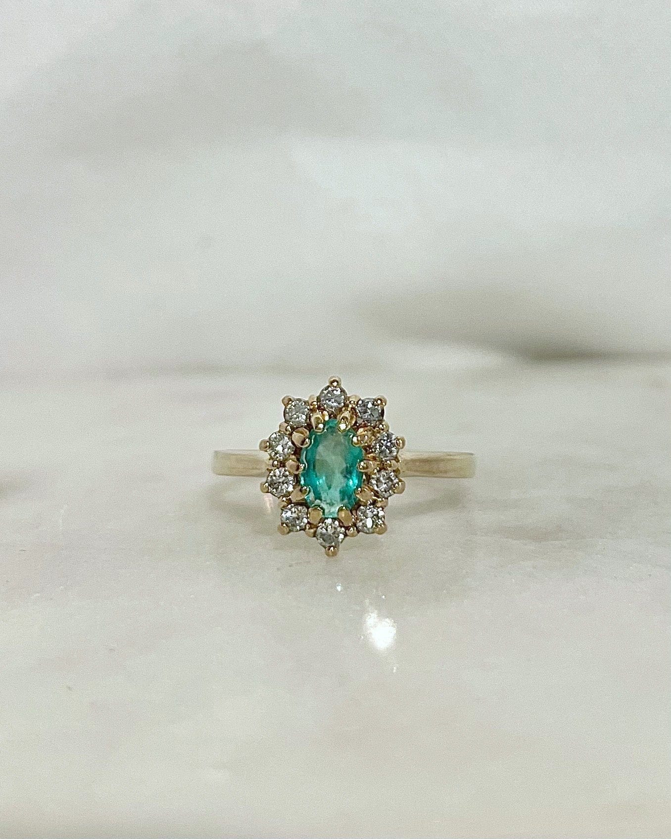 Bague Marguerite Emeraude 0.44 carat &amp; Diamants "Aliénor" - Elliade Paris