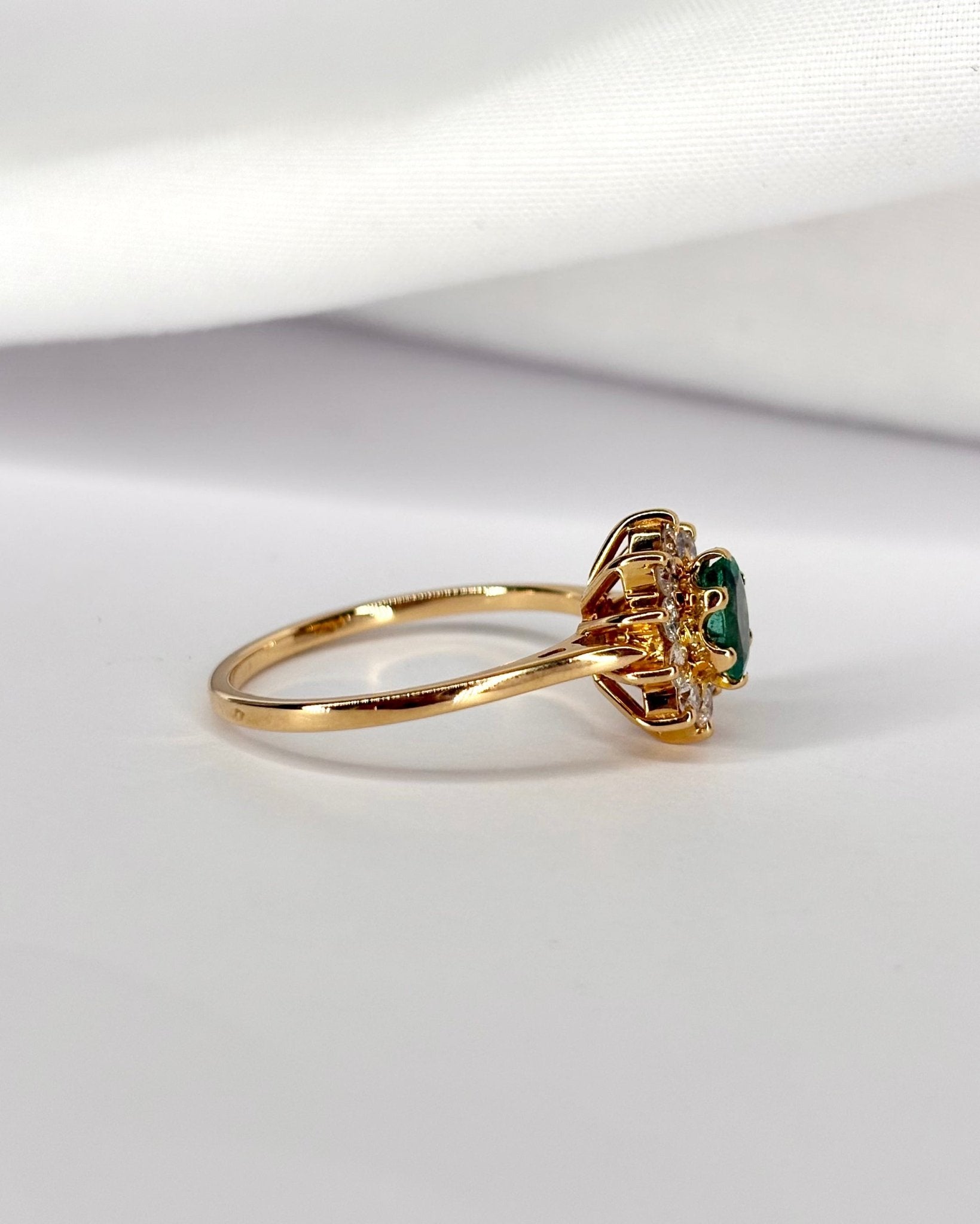 Bague Marguerite Émeraude 0.45 carat &amp; 10 Diamants "Alba" - Elliade Paris