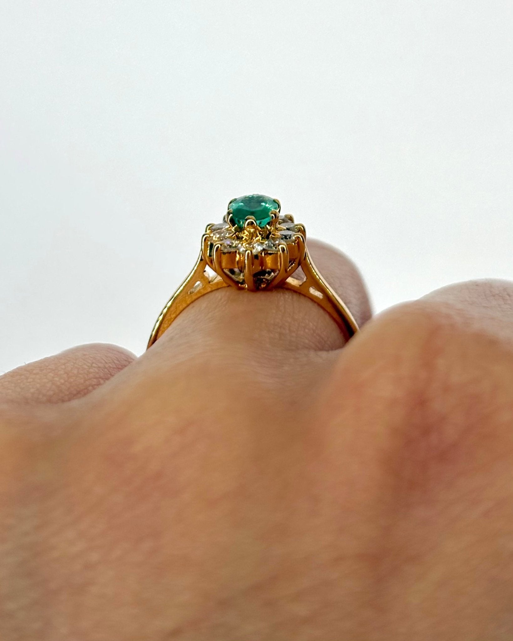 Bague Marguerite Émeraude 0.45 carat &amp; 10 Diamants "Alba" - Elliade Paris