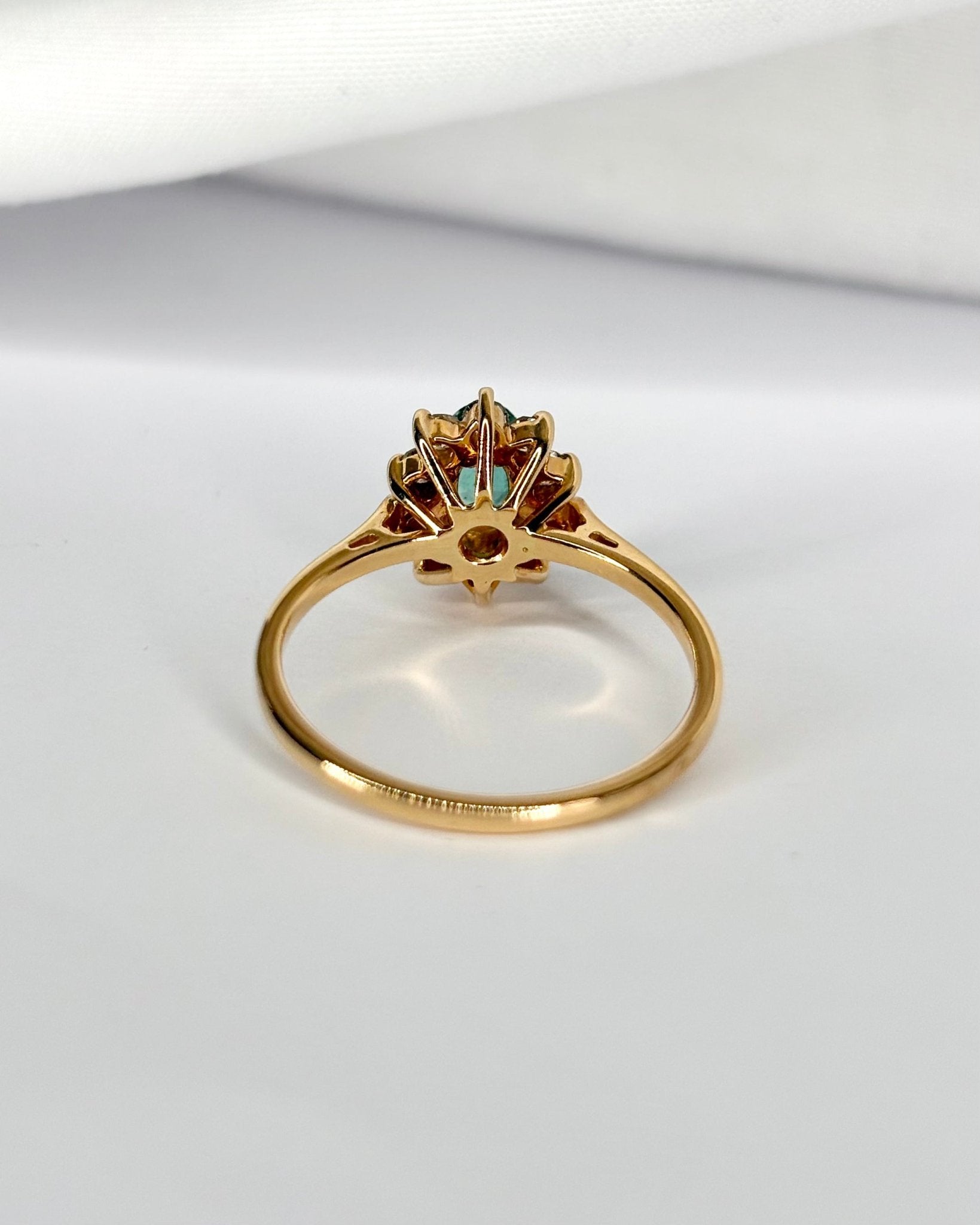 Bague Marguerite Émeraude 0.45 carat &amp; 10 Diamants "Alba" - Elliade Paris