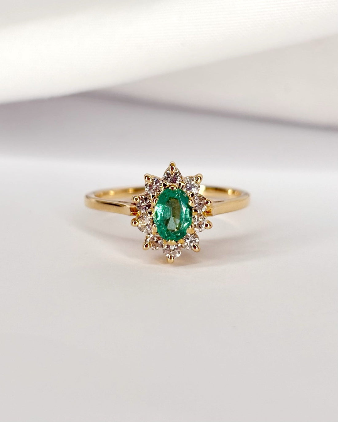 Bague Marguerite Émeraude 0.45 carat &amp; 10 Diamants "Alba" - Elliade Paris