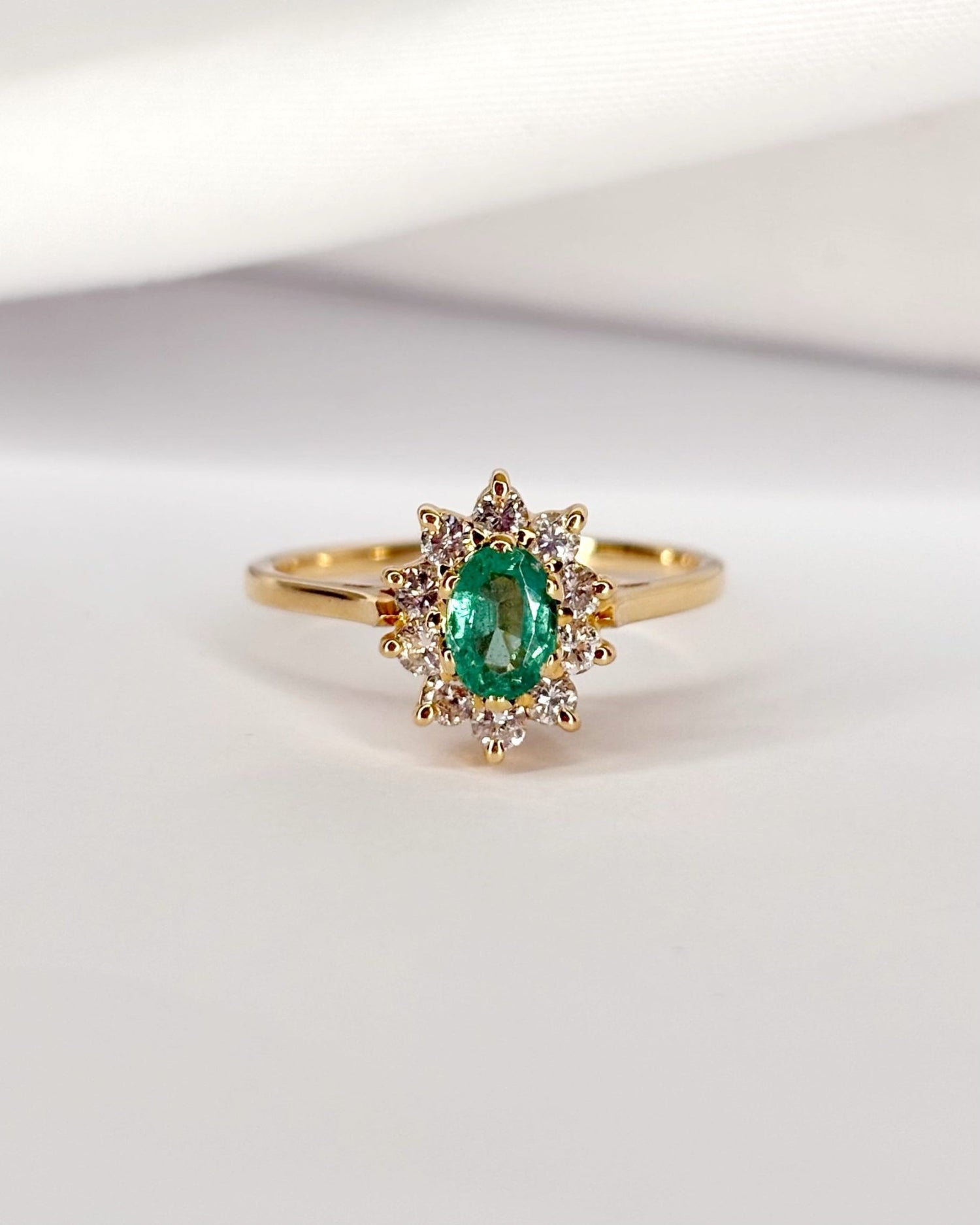 Bague Marguerite Émeraude 0.45 carat &amp; 10 Diamants "Alba" - Elliade Paris